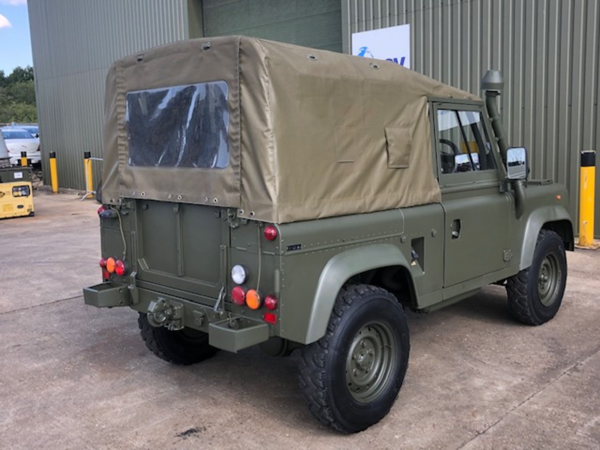 Land Rover Defender 90 Wolf Air Portable Soft Top - Image 10 of 39