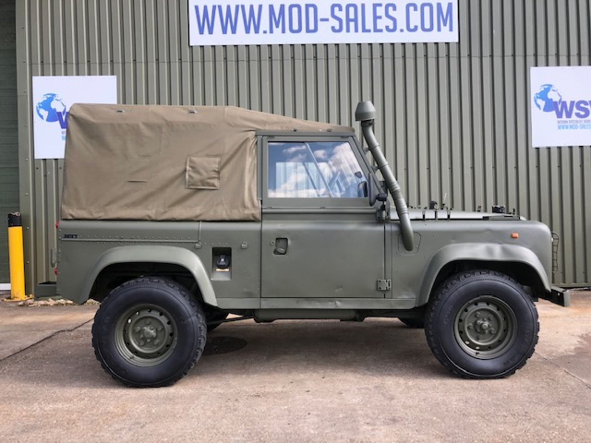 Land Rover Defender 90 Wolf Air Portable Soft Top - Image 9 of 39