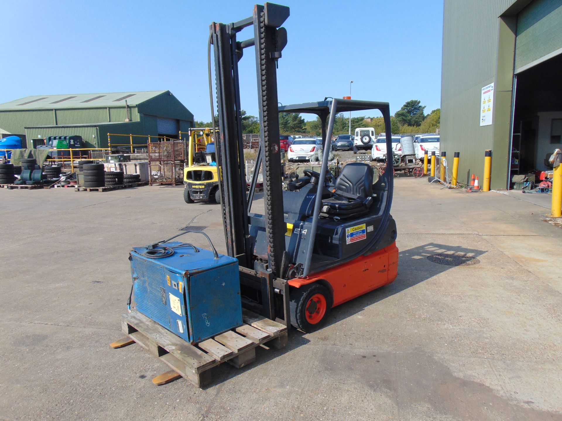 Linde E14-02 Electric 3 Wheel Counterbalance Forklift c/w Charger - Image 4 of 17