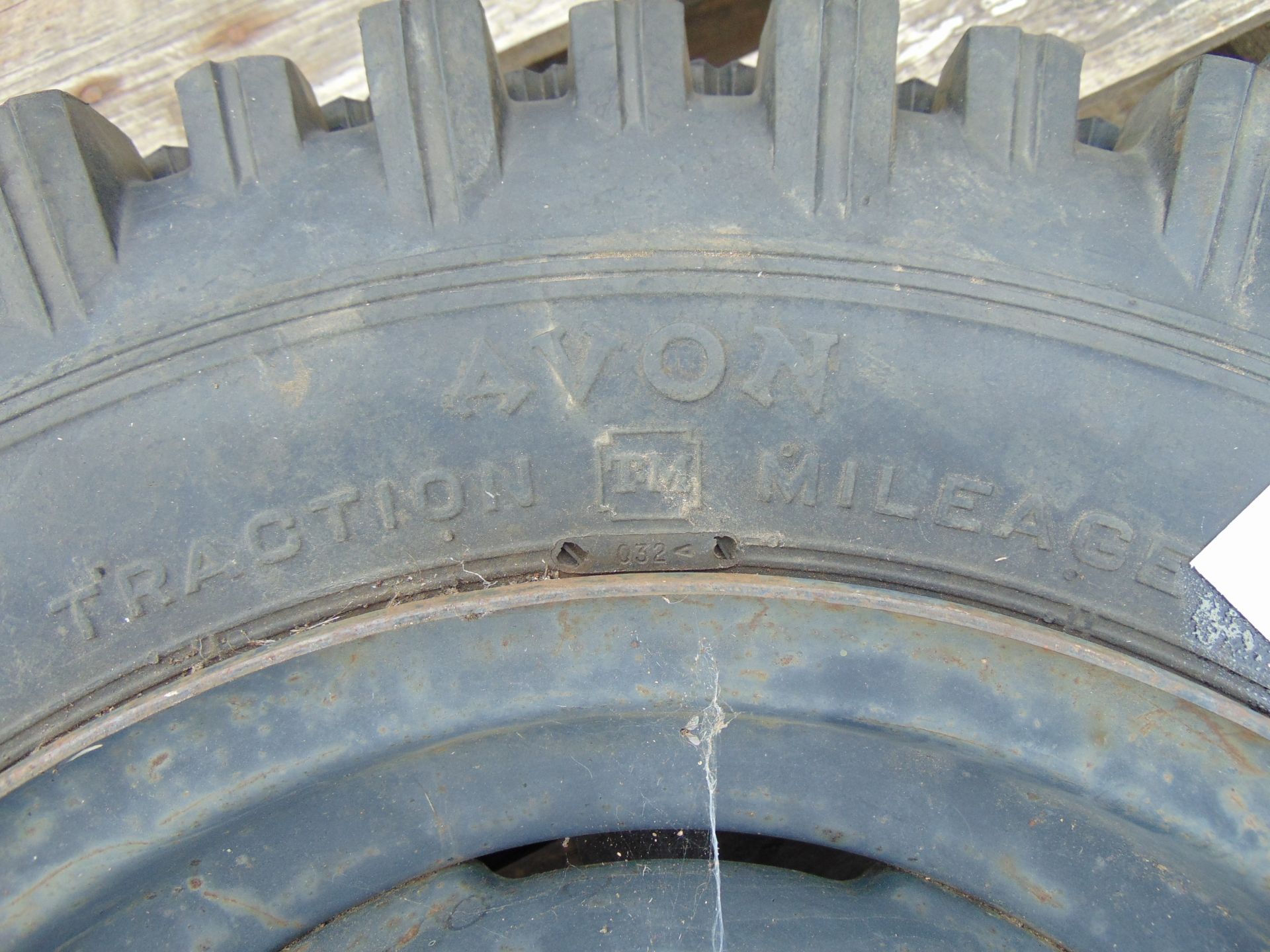 The Holy Grail of Tyres, 1 x Avon Traction Mileage 6.50 x 16 8 Ply Tyre complete with 5 stud rim - Bild 4 aus 6