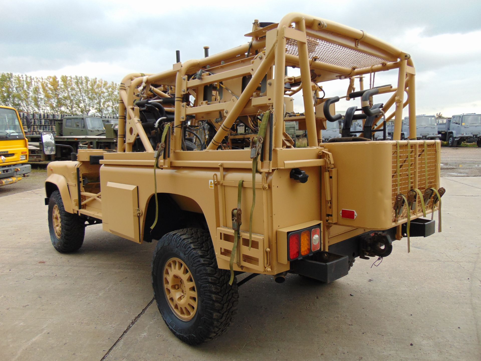 You are bidding on a recently released from the UK MoD a Land Rover ...