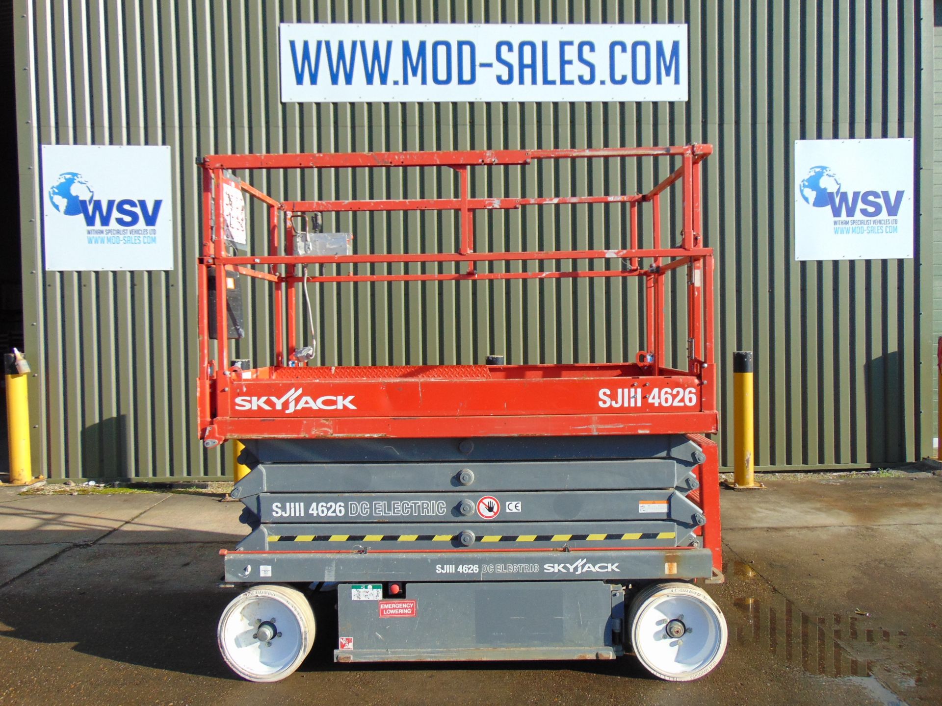 SkyJack SJ1114626 Electric Scissor Lift ONLY 108 Hours!