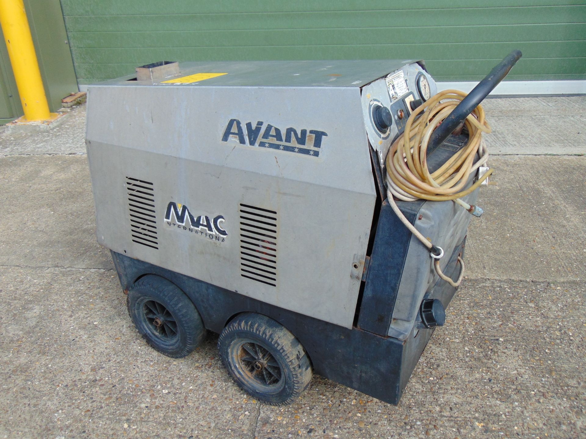 MAC AVANT 240V Hot and Cold Pressure Washer