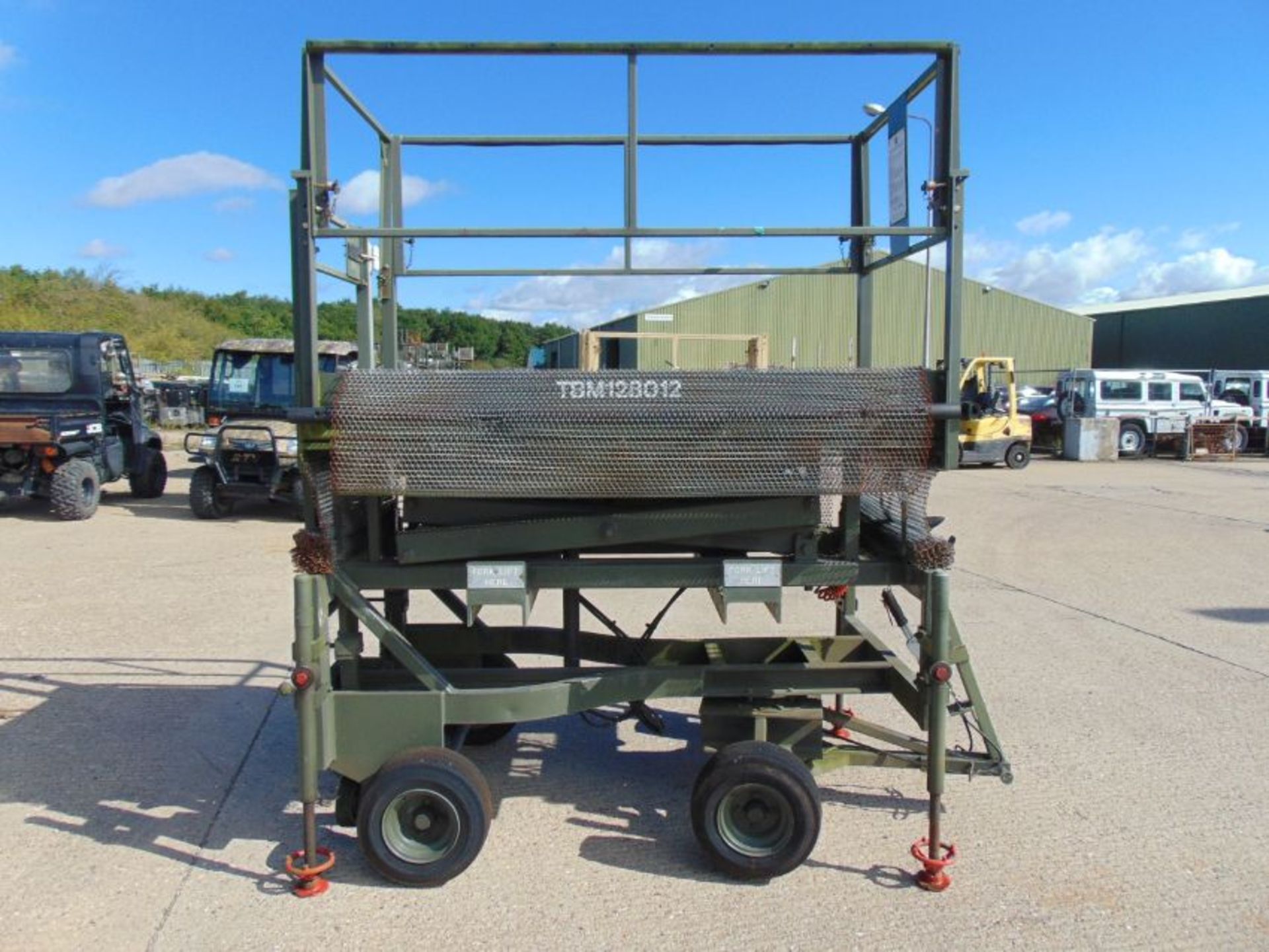 RAF Maintenance Unit UK Lift Hydraulic Access Platform SWL 272 Kgs - Image 5 of 11