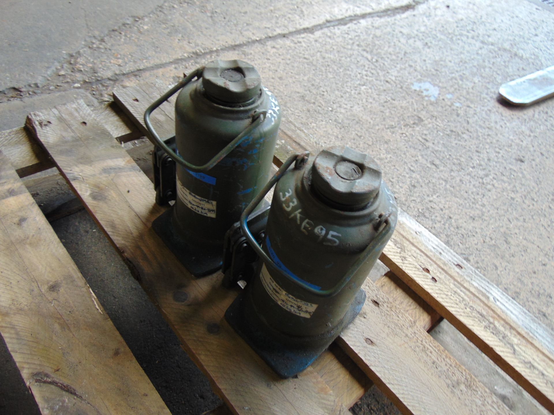 Q 2 Weber 20 Tonne Hydraulic Jacks - Image 2 of 3