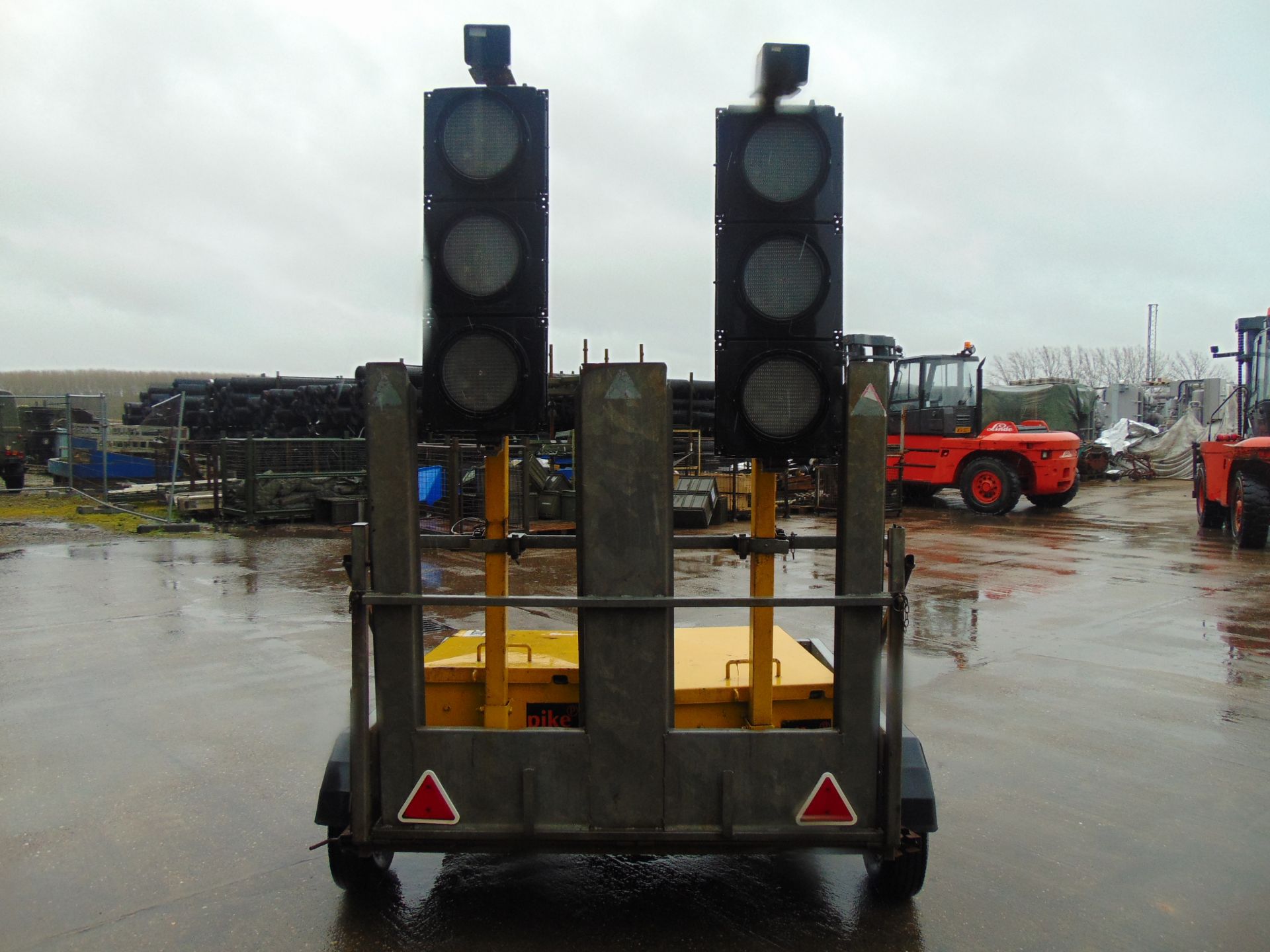 2 Way Traffic Light System c/w Bateson Single Axle Trailer - Image 5 of 15