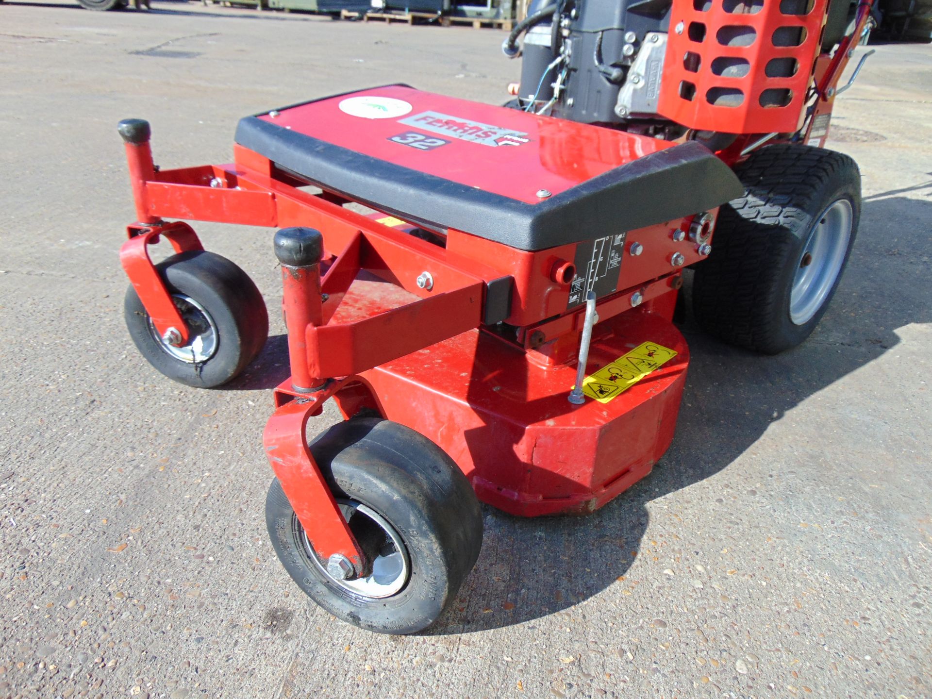 Ferris 32'' Walk Behind Commercial Mower c/w Kawasaki 15HP Engine - Image 8 of 17