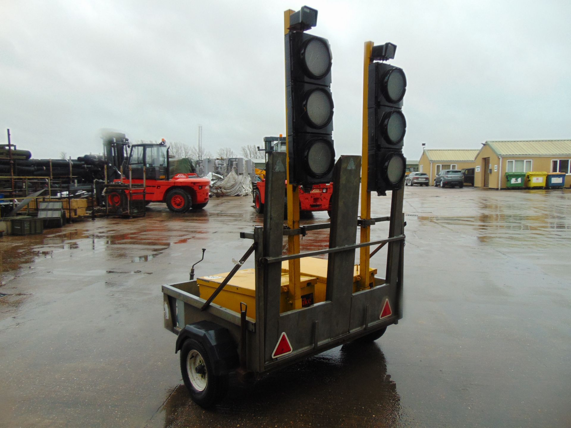 2 Way Traffic Light System c/w Bateson Single Axle Trailer - Image 4 of 15