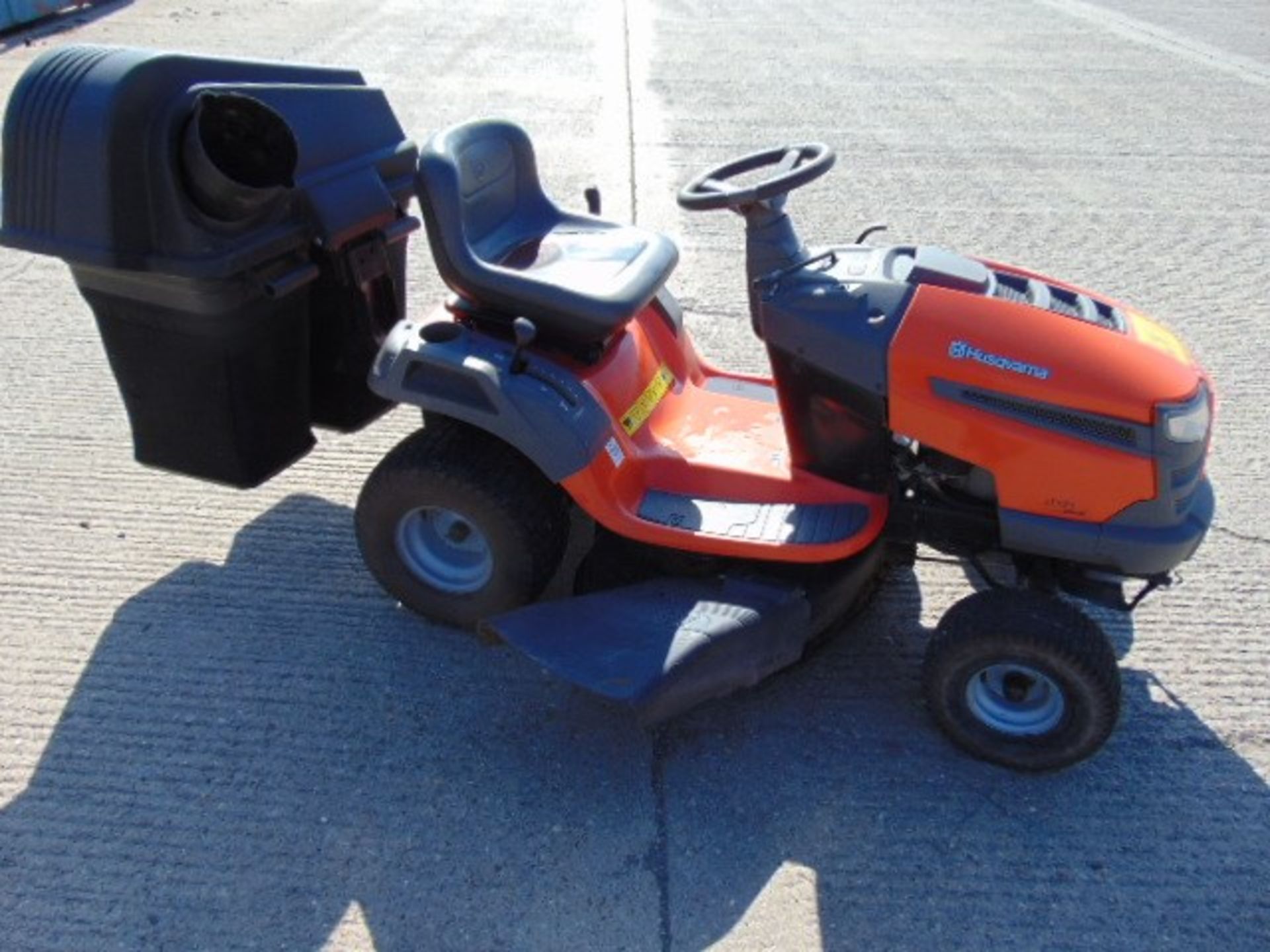 2015 Husqvarna LT151 Ride-On Mower with grass collector - Image 5 of 10