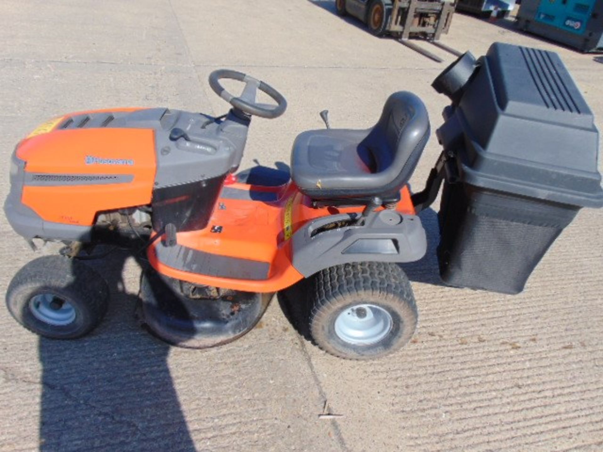 2015 Husqvarna LT151 Ride-On Mower with grass collector - Image 2 of 10