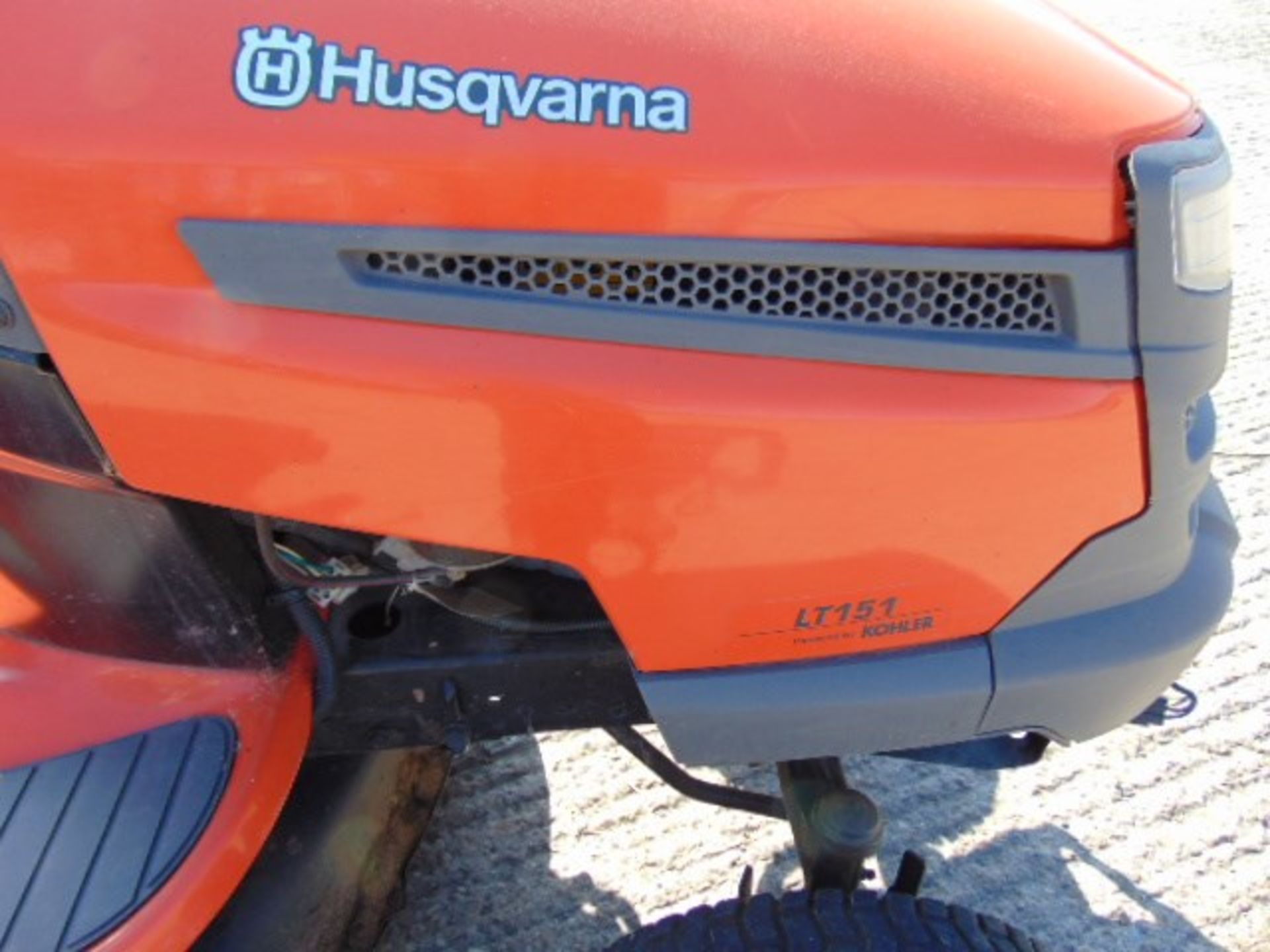 2015 Husqvarna LT151 Ride-On Mower with grass collector - Image 6 of 10