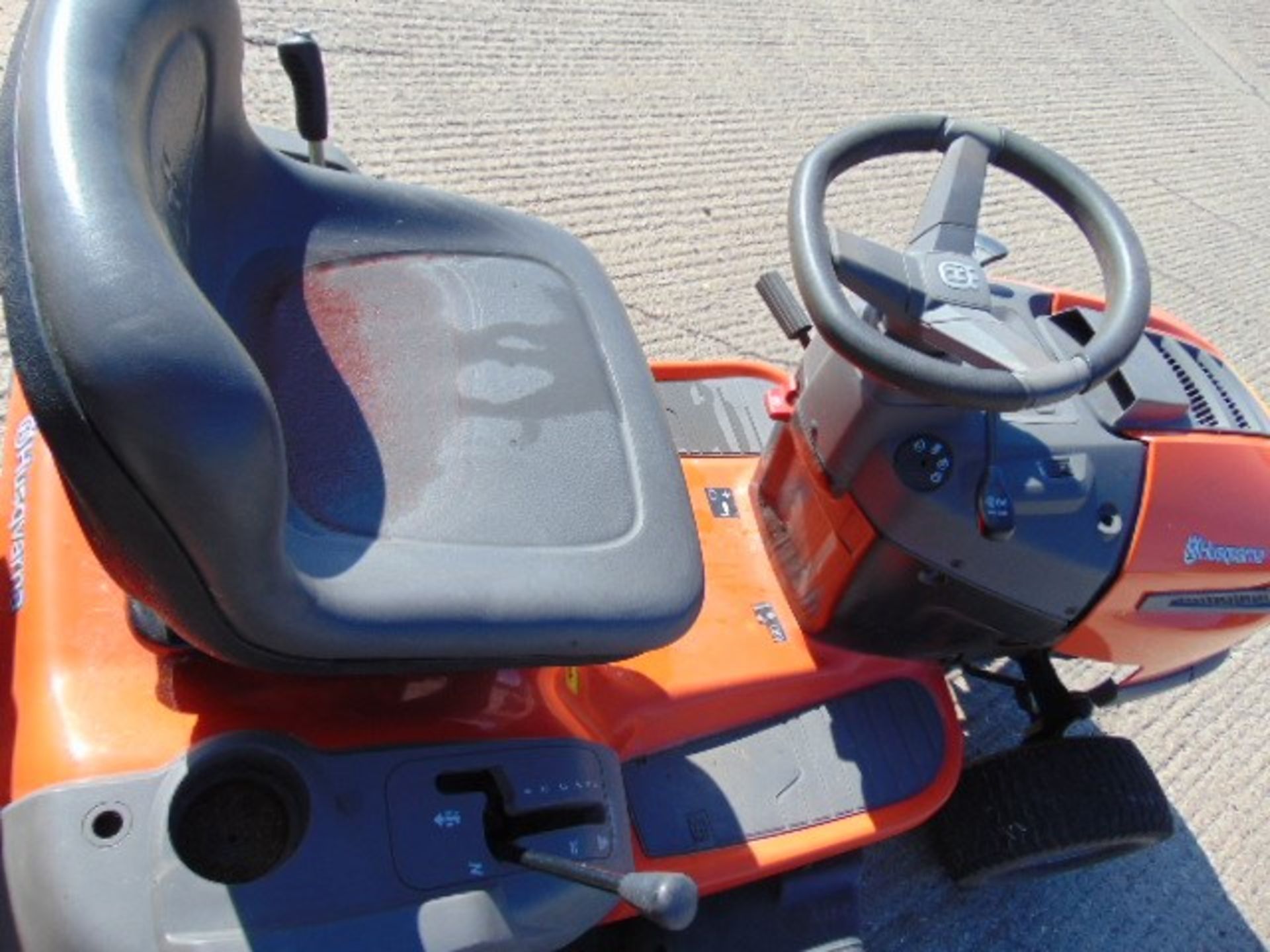 2015 Husqvarna LT151 Ride-On Mower with grass collector - Image 8 of 10