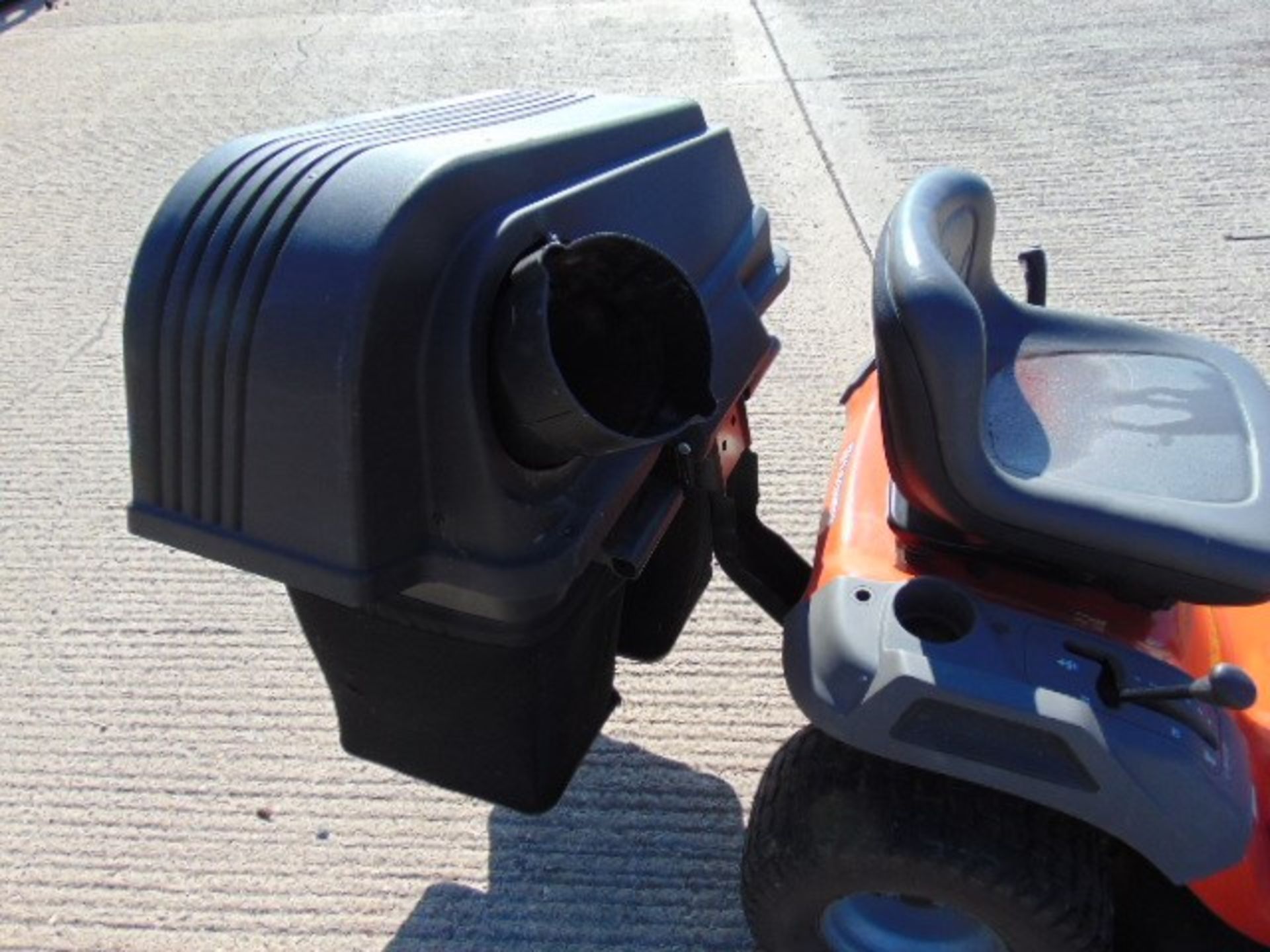 2015 Husqvarna LT151 Ride-On Mower with grass collector - Image 7 of 10