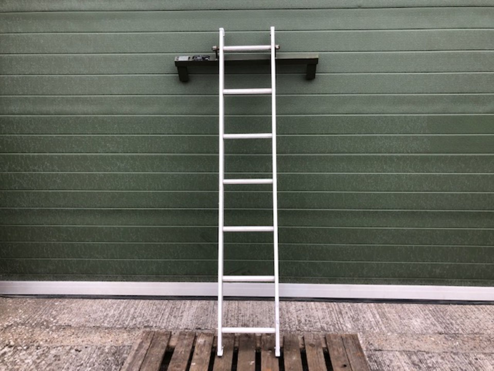 Vehicle access ladder - Image 3 of 5