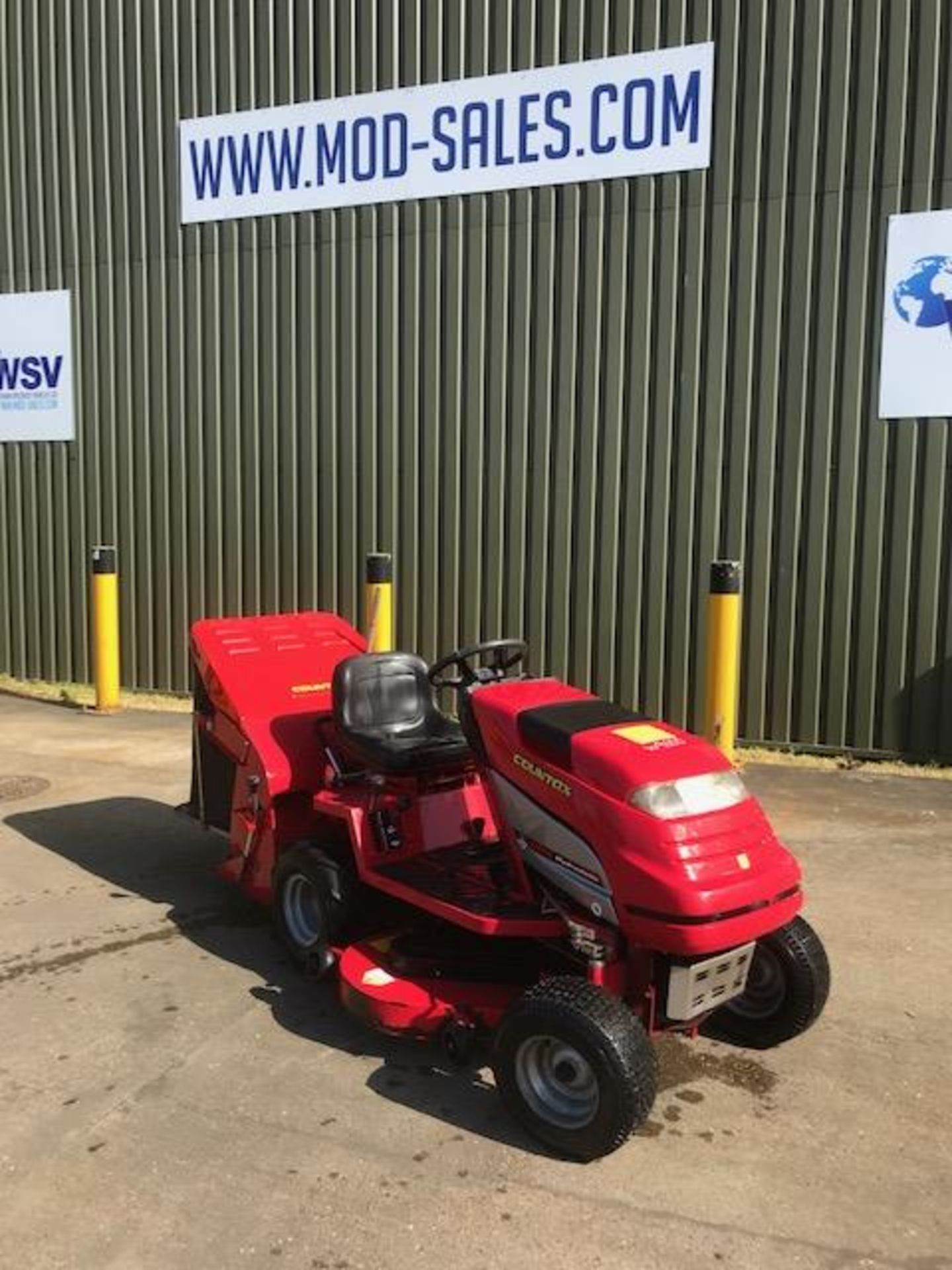 BRITISH MADE COUNTAX C 800 H HYROSTATIC LAWN MOWER WITH COLLECTOR