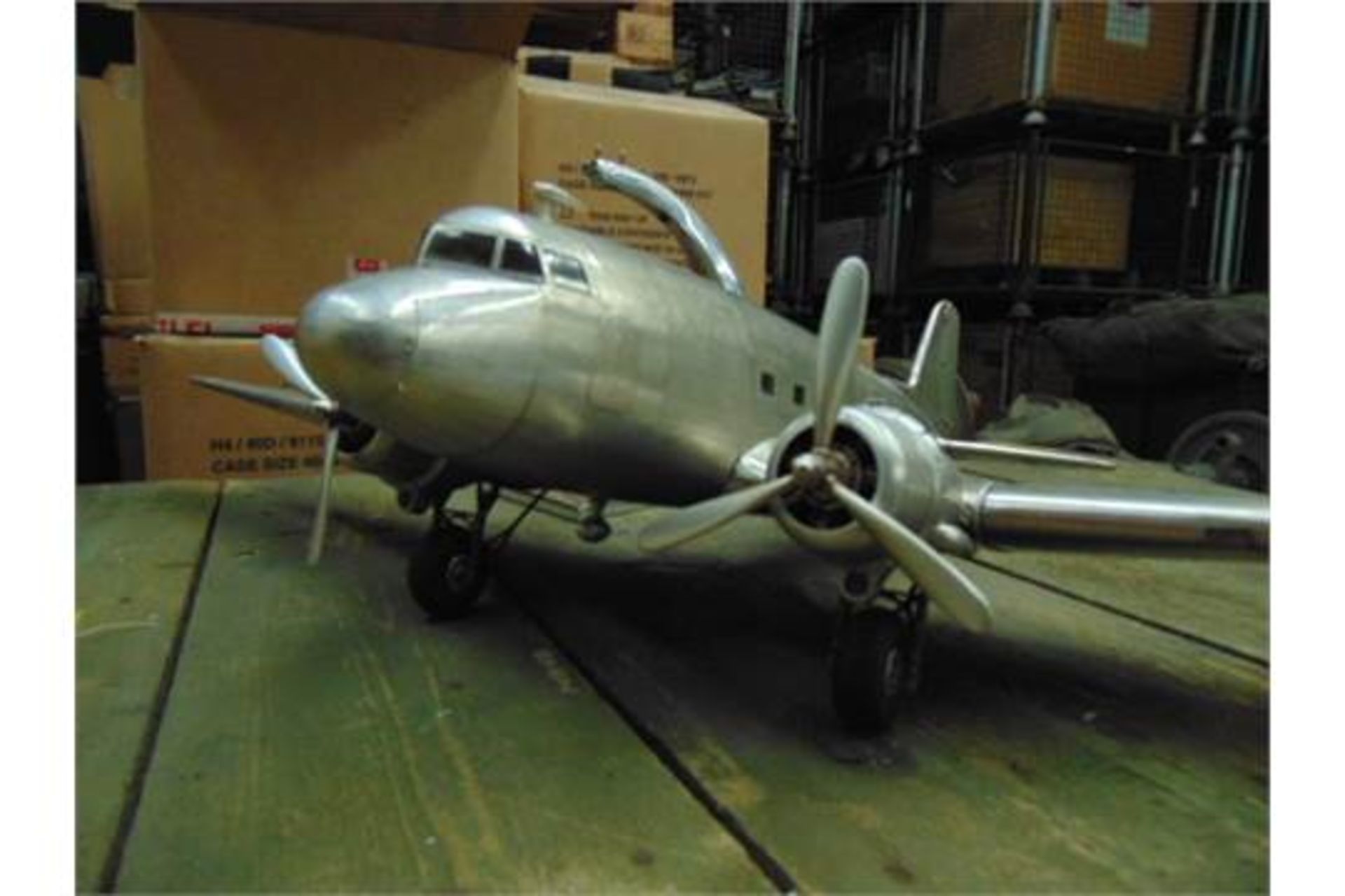 Brillibrum Modèle d'avion Douglas Dakota DC-3 - En métal - Modèle sur pied - Réplique d'avion passager - Avec gravure jusqu'à 15 caractères