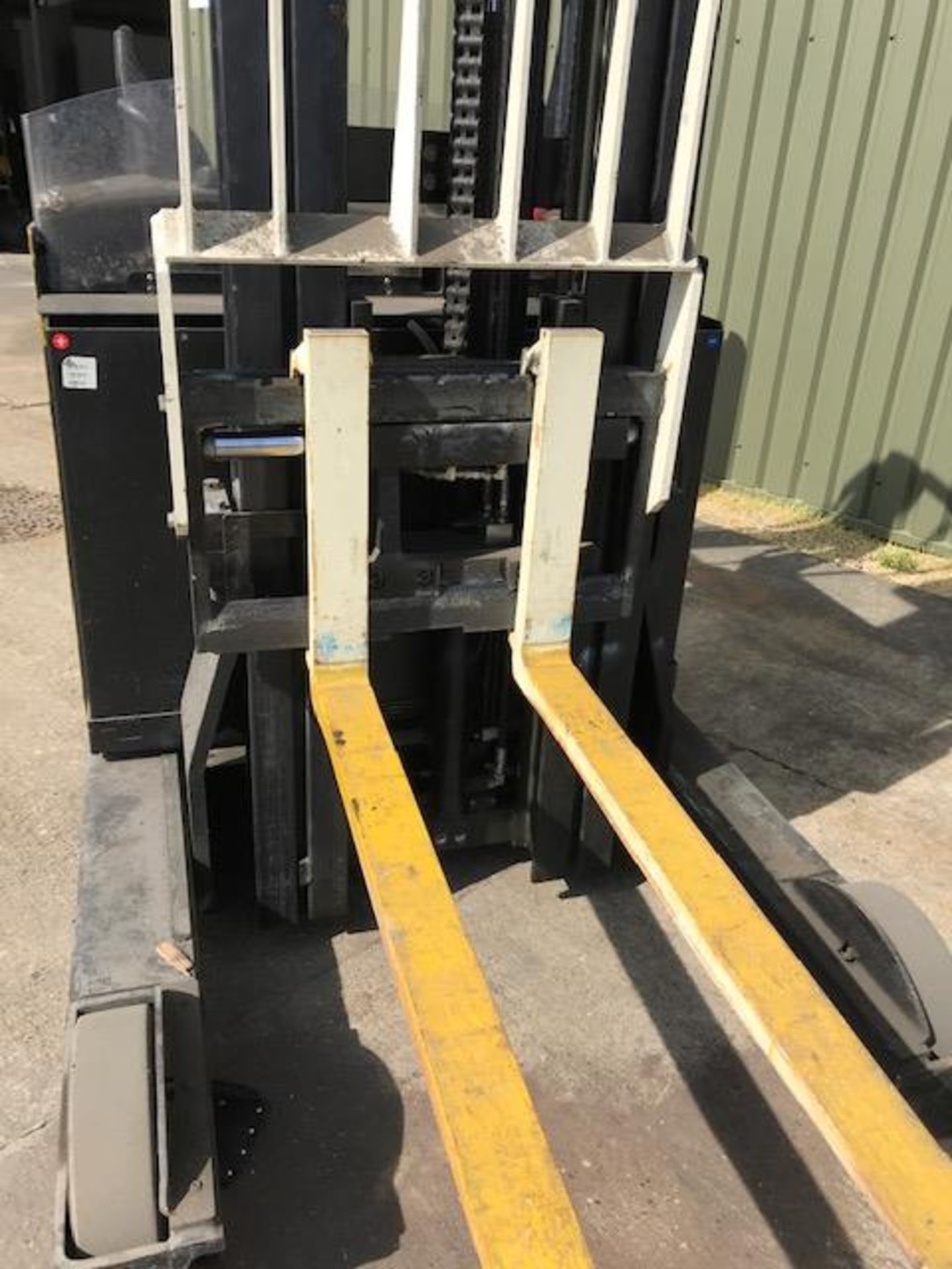 2011 YALE MR 20 H ELECTRIC FORKLIFT 515 Hours ONLY - Image 4 of 6