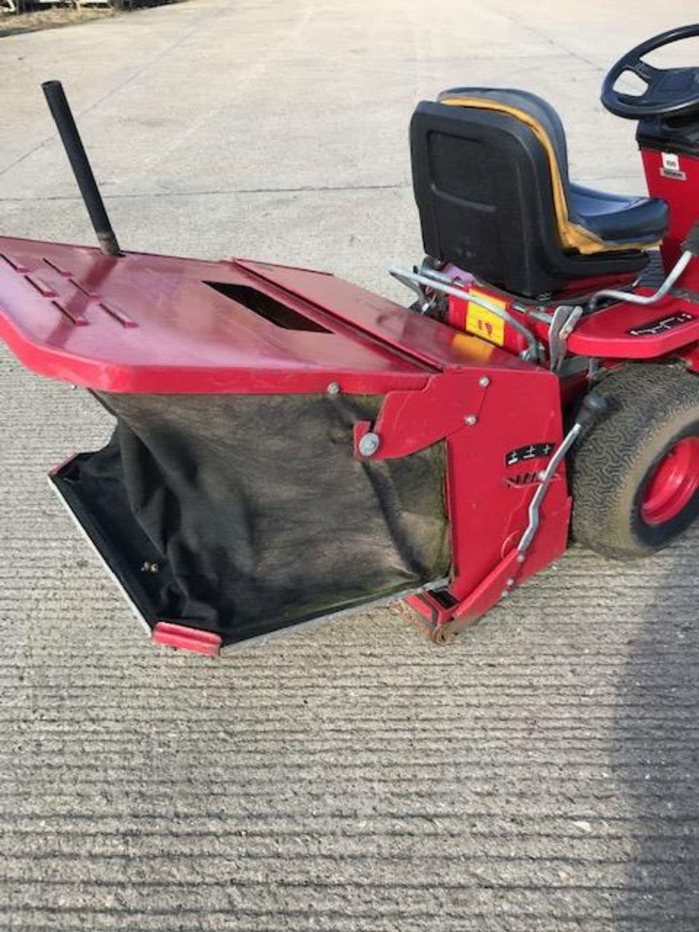 BRITISH MADE COUNTAX C 400 H HYROSTATIC LAWN MOWER WITH COLLECTOR - Image 3 of 7