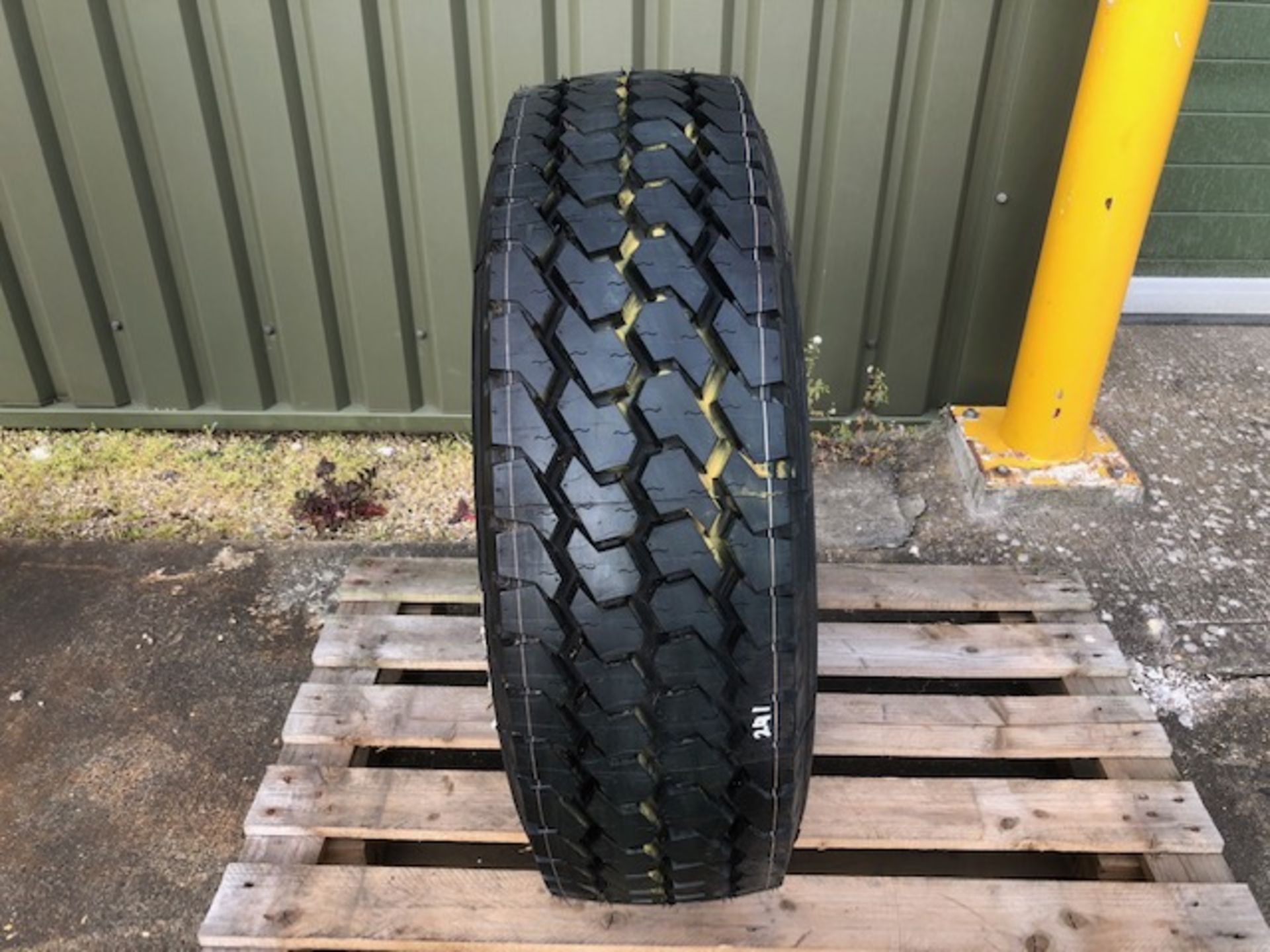 Qty 1 x Michelin 265 / 70 R 19.50 XTY2 Tyre. Unused - Image 2 of 7