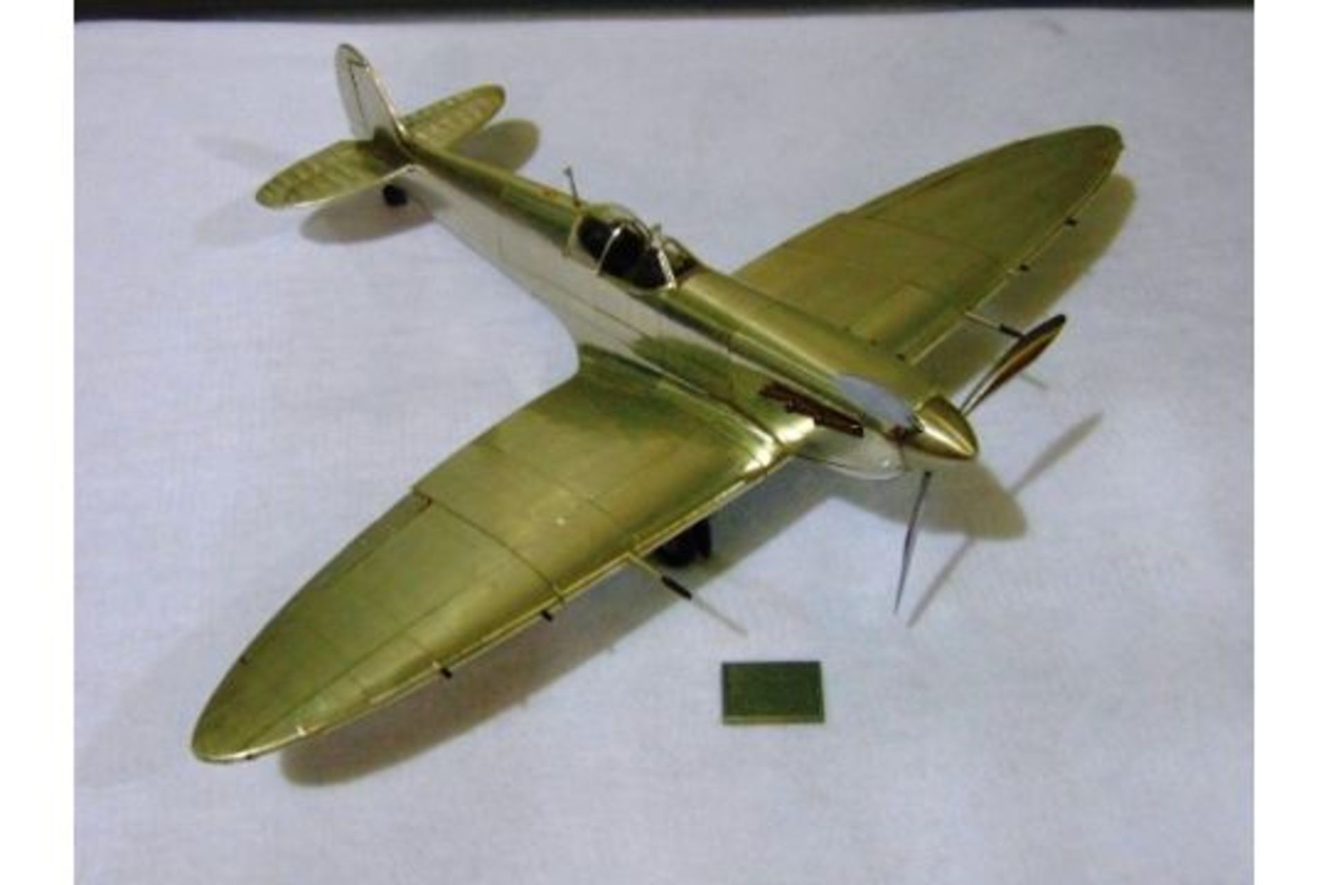 STUNNING WW 2 SUPERMARINE SPITFIRE ALUMINIUM SCALE MODEL - Image 3 of 10