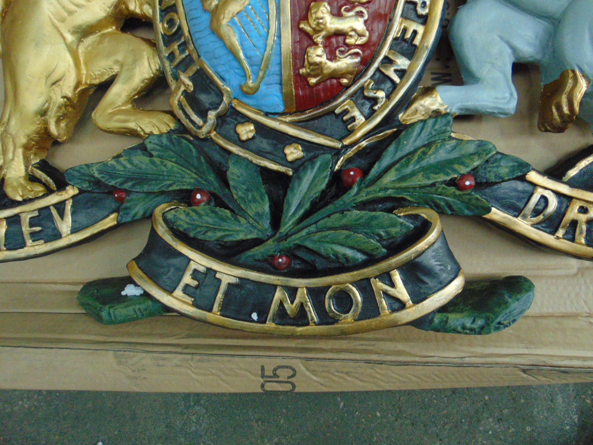 LARGE HAND PAINTED ROYAL CREST - Image 10 of 12