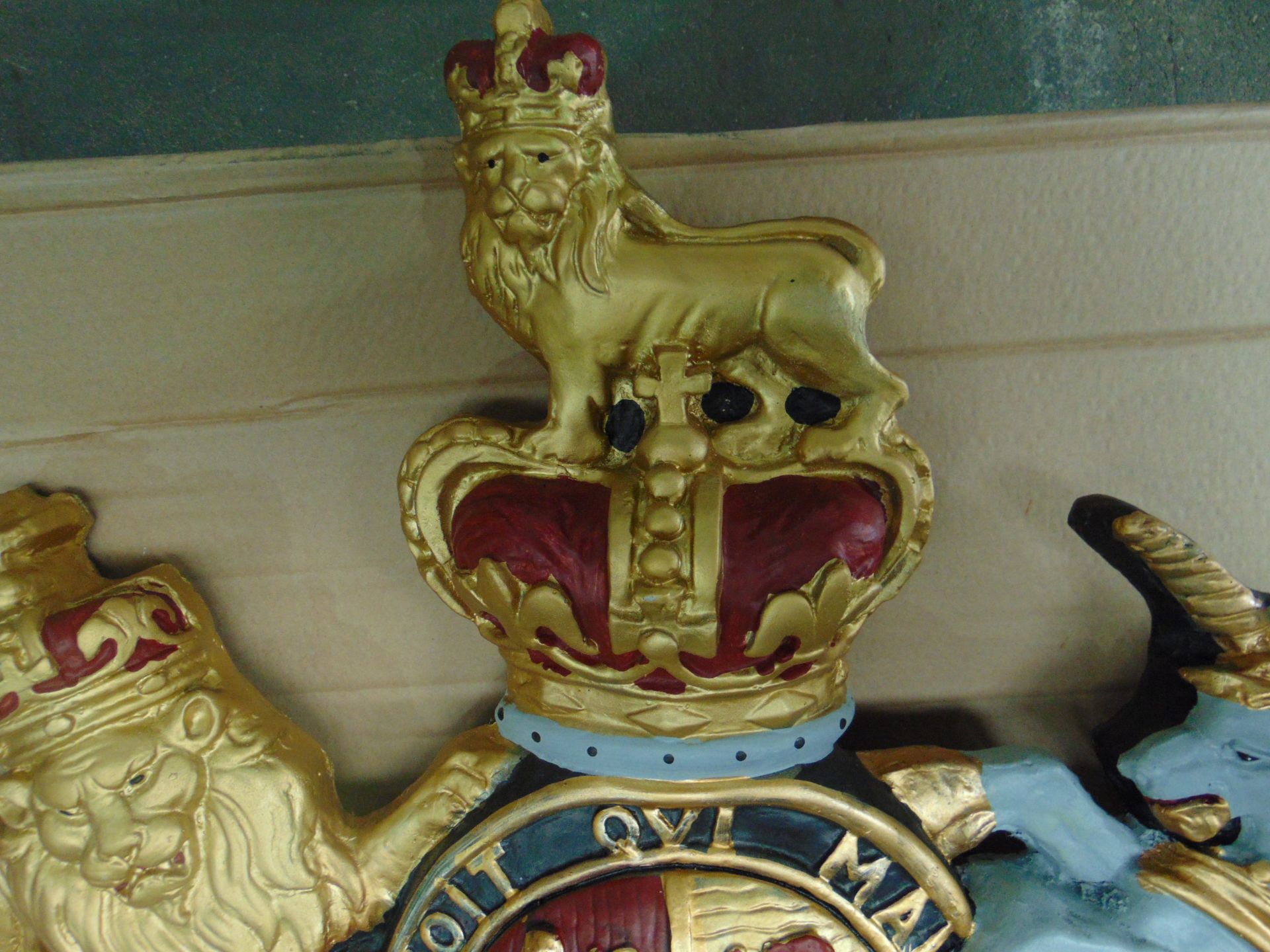 LARGE HAND PAINTED ROYAL CREST - Image 9 of 12