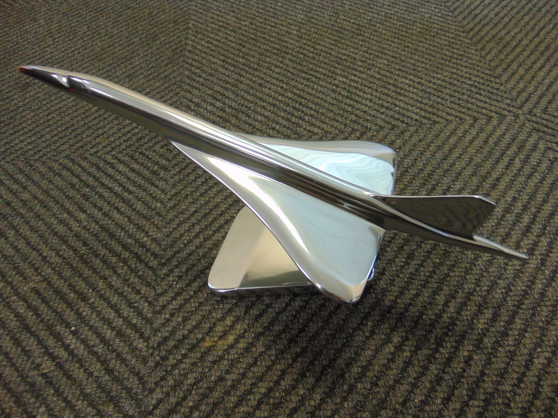 STUNNING POLISHED ALLUMINUM DESK TOP MODEL OF A CONCORD IN FLIGHT ON STAND - Image 10 of 12