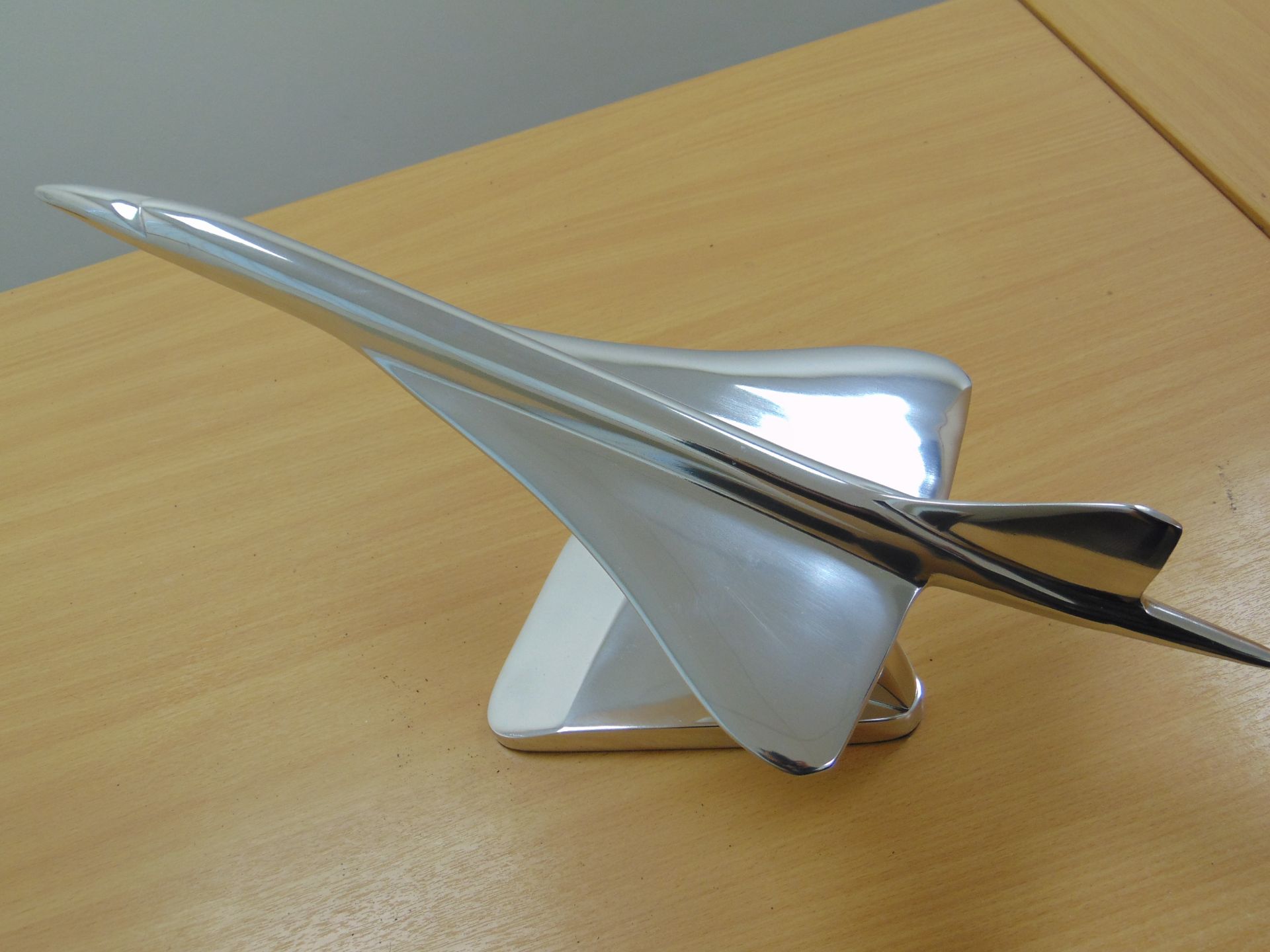 STUNNING POLISHED ALLUMINUM DESK TOP MODEL OF A CONCORD IN FLIGHT ON STAND - Image 2 of 12