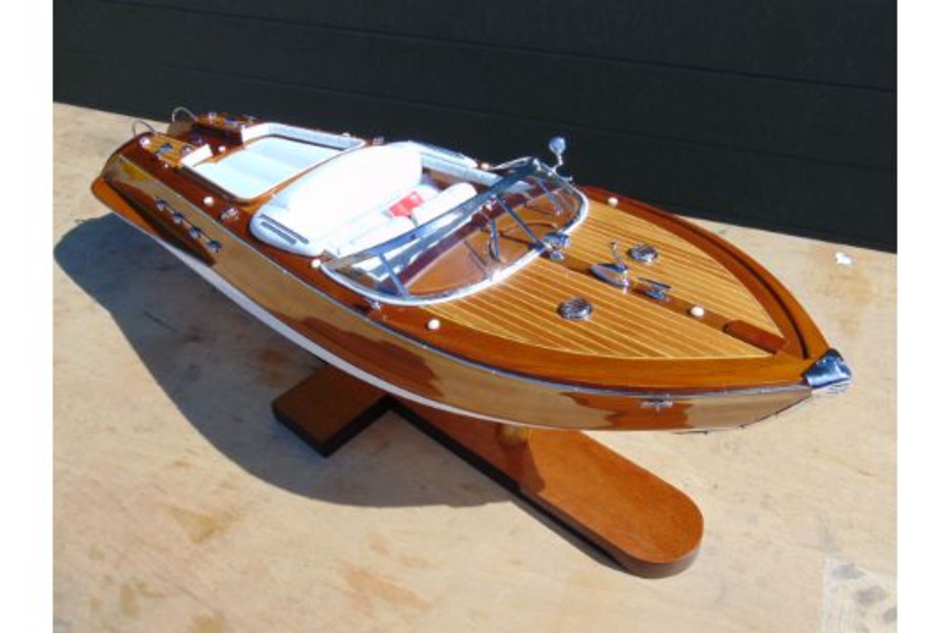 BEAUTIFUL AQUARAMA RIVA RUNABOUT HIGLY DETAILED SCALE MODEL