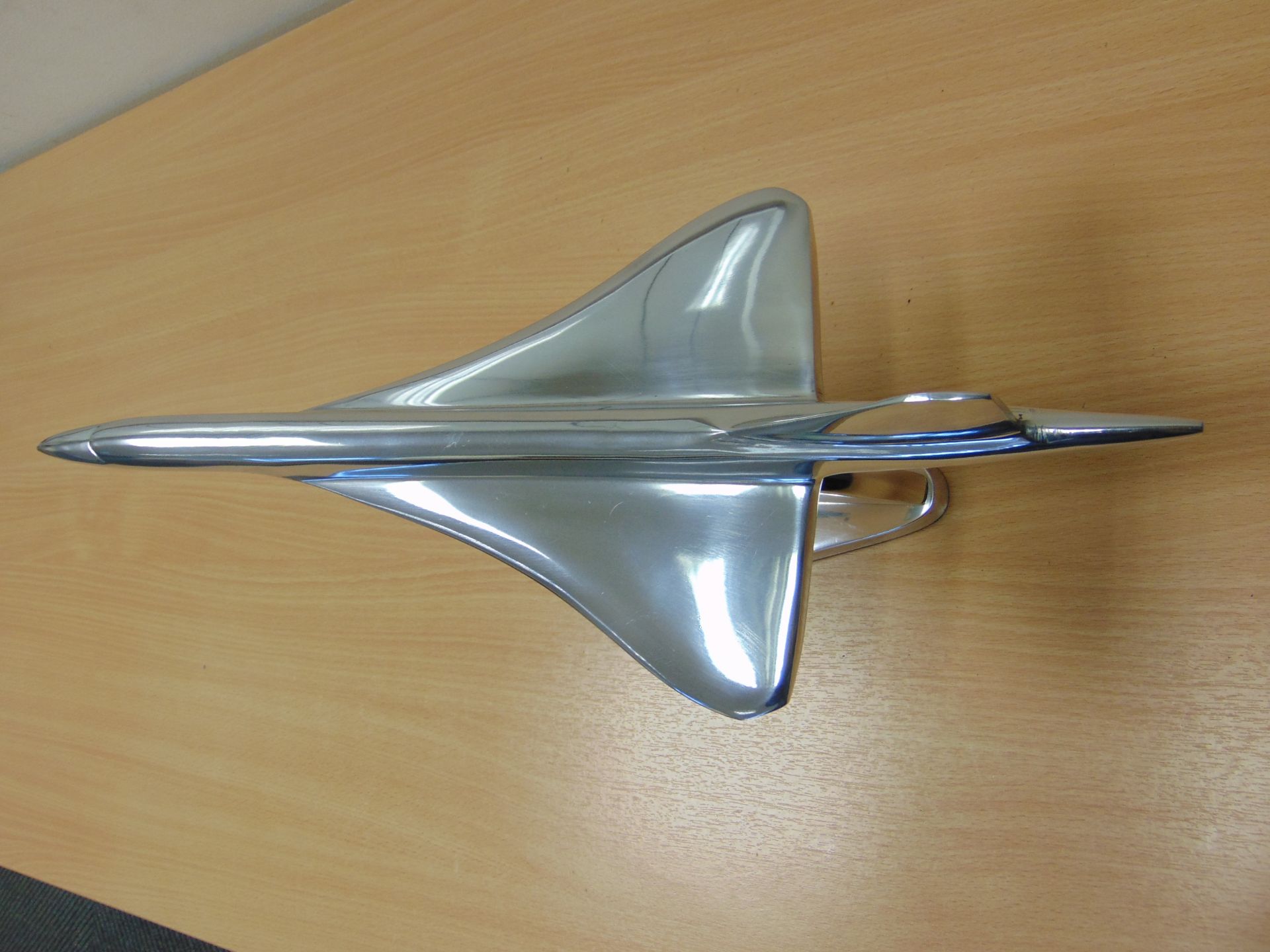 BEAUTIFUL POLISHED ALLUMINUM DESK TOP MODEL OF A CONCORD IN FLIGHT ON STAND. 46CM X 16 CM - Image 5 of 7