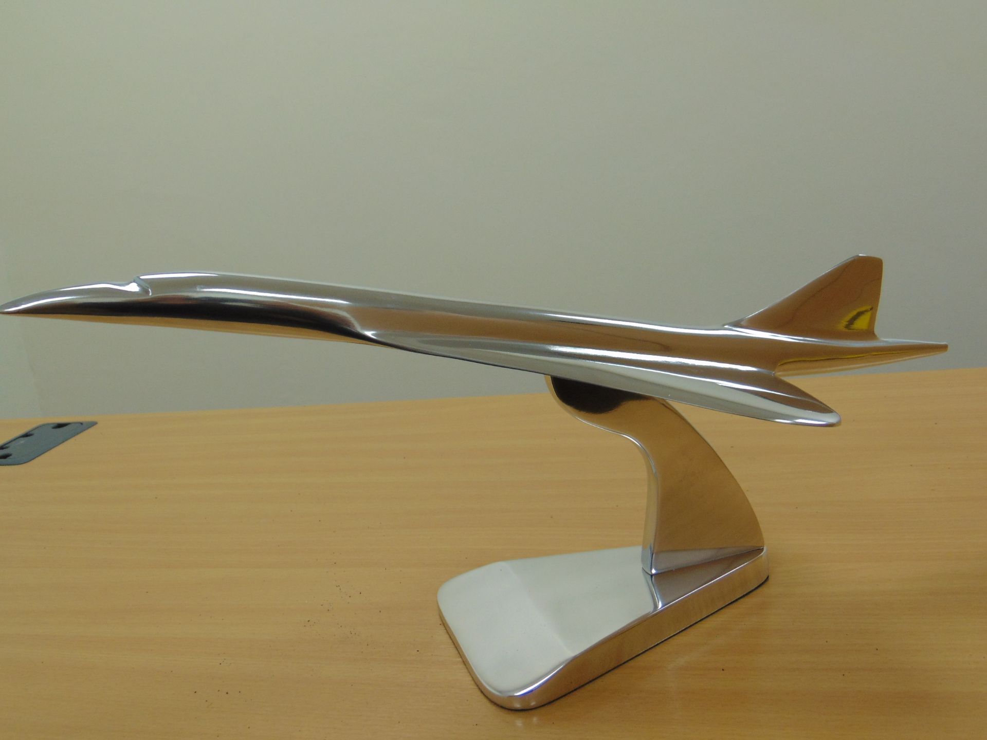 STUNNING POLISHED ALLUMINUM DESK TOP MODEL OF A CONCORD IN FLIGHT ON STAND - Image 7 of 12