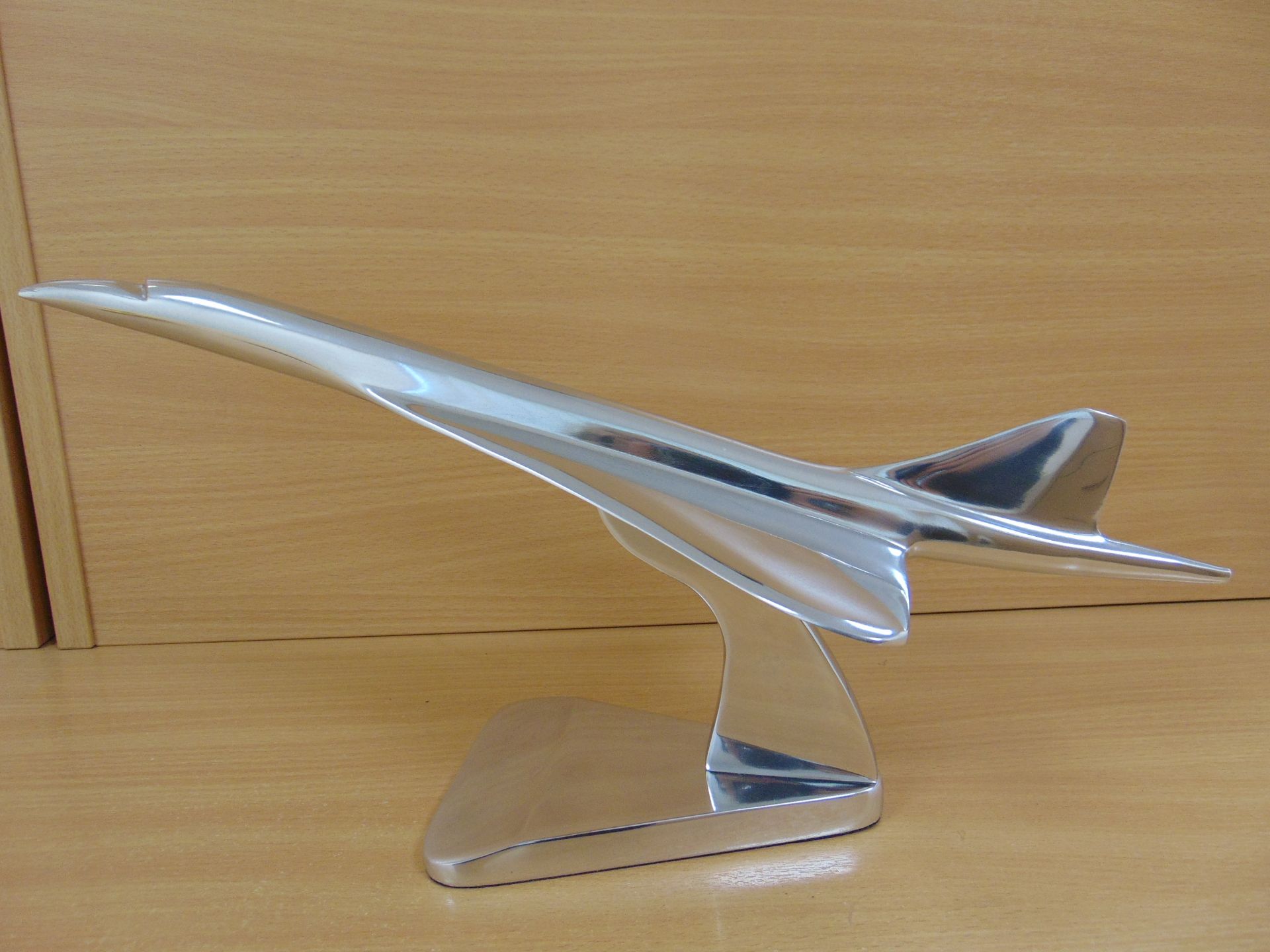 STUNNING POLISHED ALLUMINUM DESK TOP MODEL OF A CONCORD IN FLIGHT ON STAND - Image 8 of 12