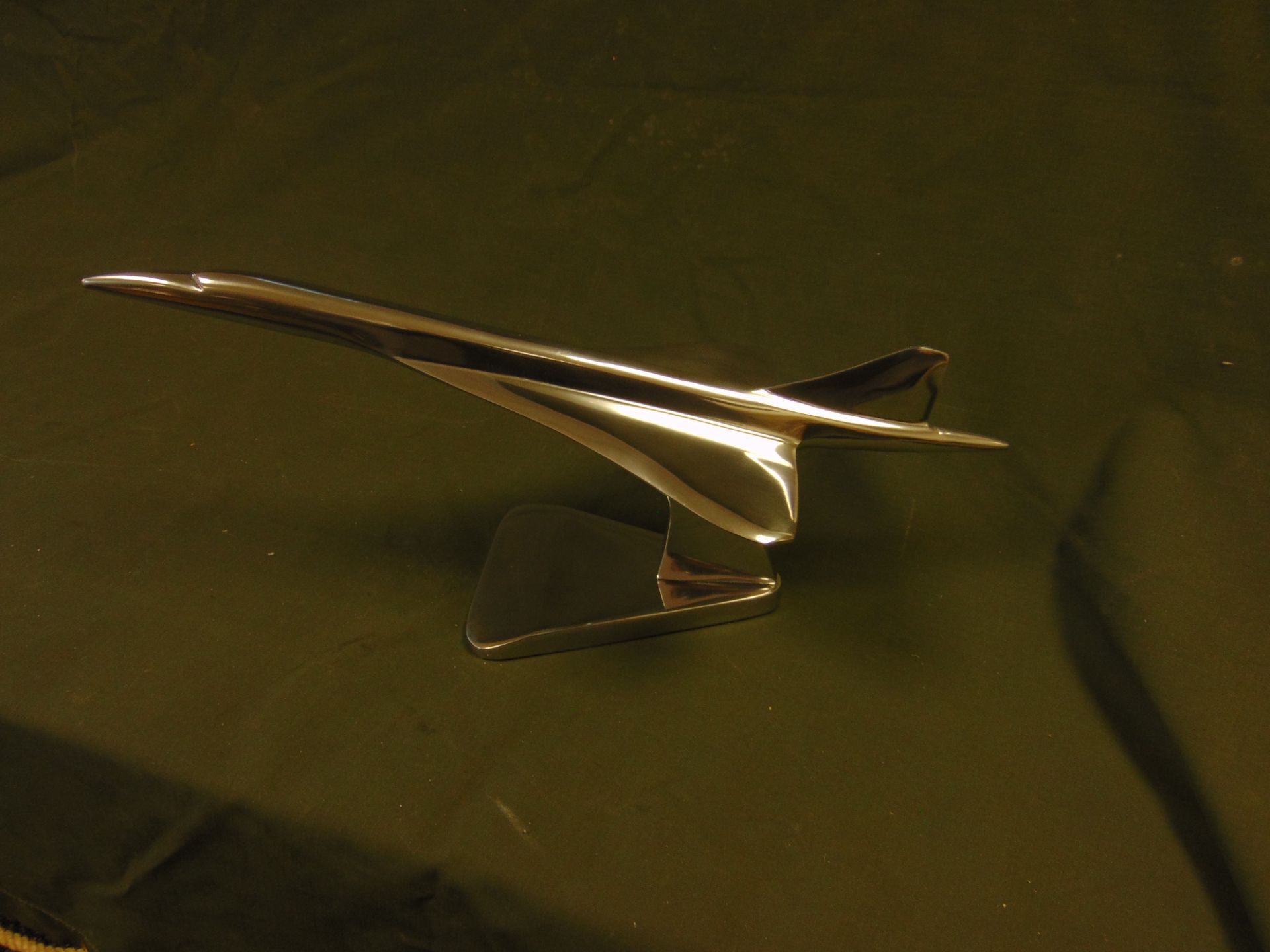 BEAUTIFUL POLISHED ALLUMINUM DESK TOP MODEL OF A CONCORD IN FLIGHT ON STAND. 46CM X 16 CM - Image 7 of 7