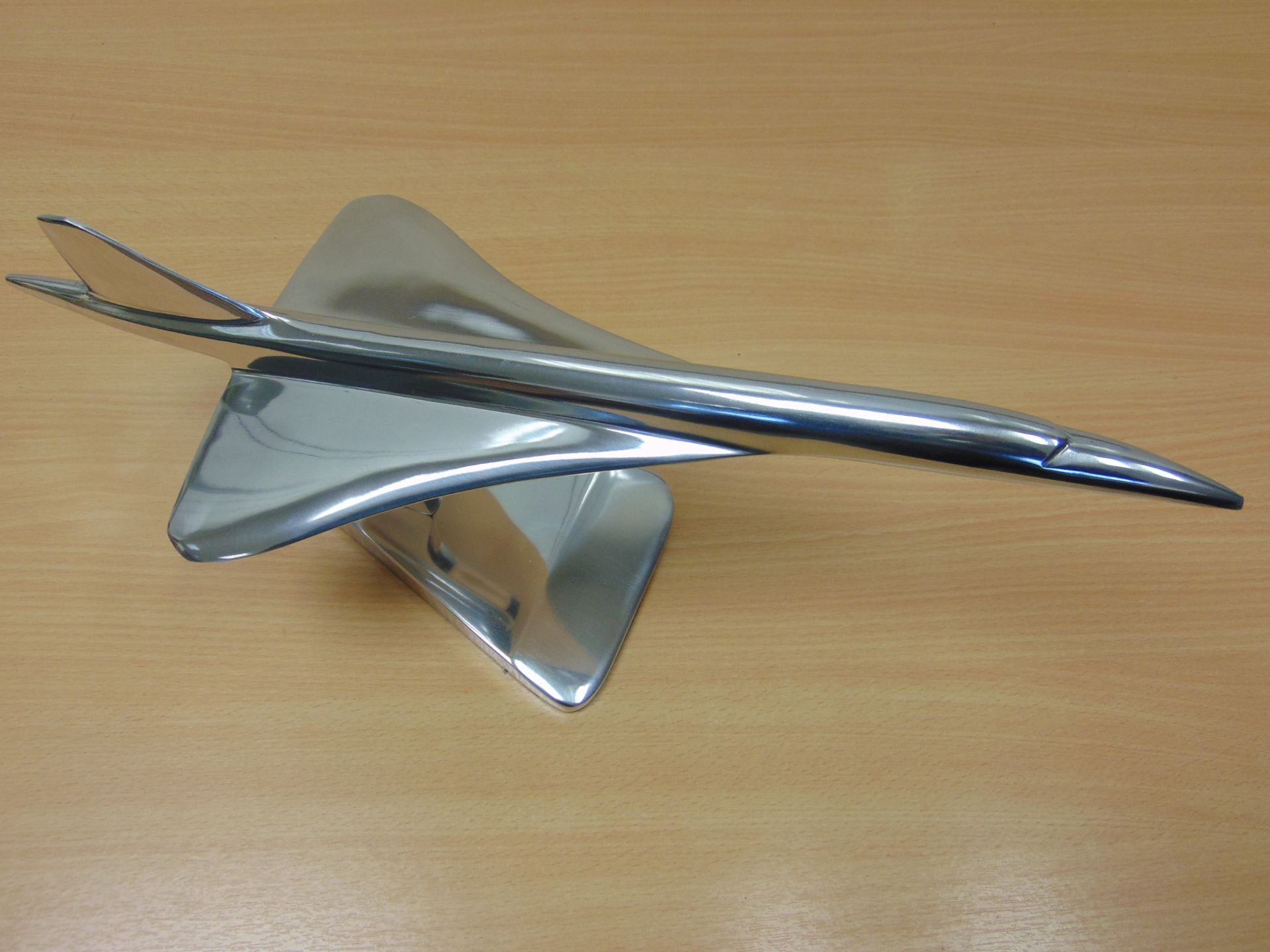 BEAUTIFUL POLISHED ALLUMINUM DESK TOP MODEL OF A CONCORD IN FLIGHT ON STAND. 46CM X 16 CM - Image 4 of 7