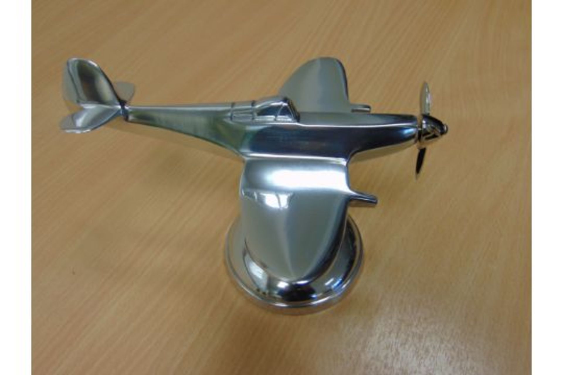 BEAUTIFUL POLISHED ALLUMINIUM DESKTOP MODEL OF WW2 SPITFIRE