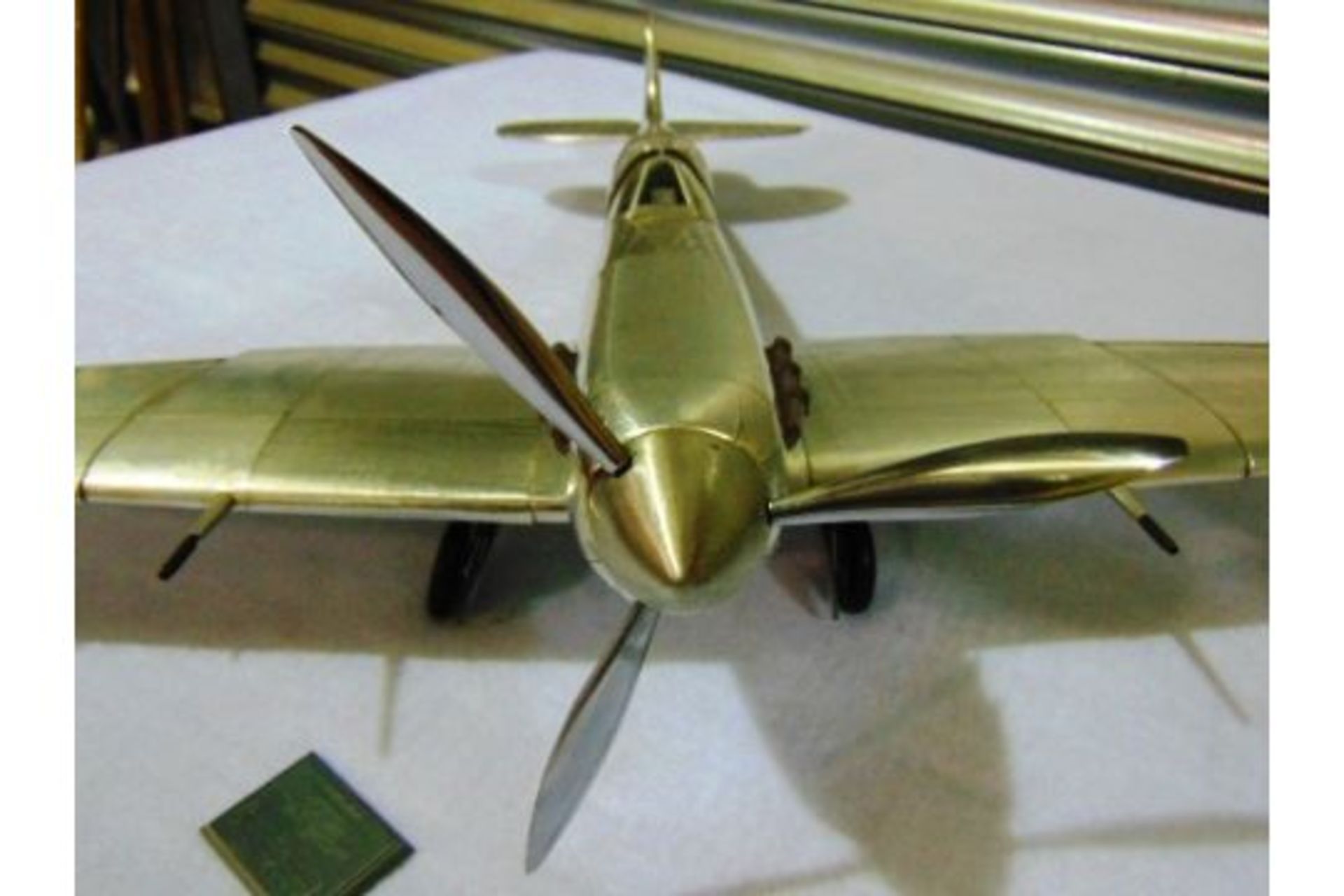 STUNNING WW 2 SUPERMARINE SPITFIRE ALUMINIUM SCALE MODEL - Image 4 of 10