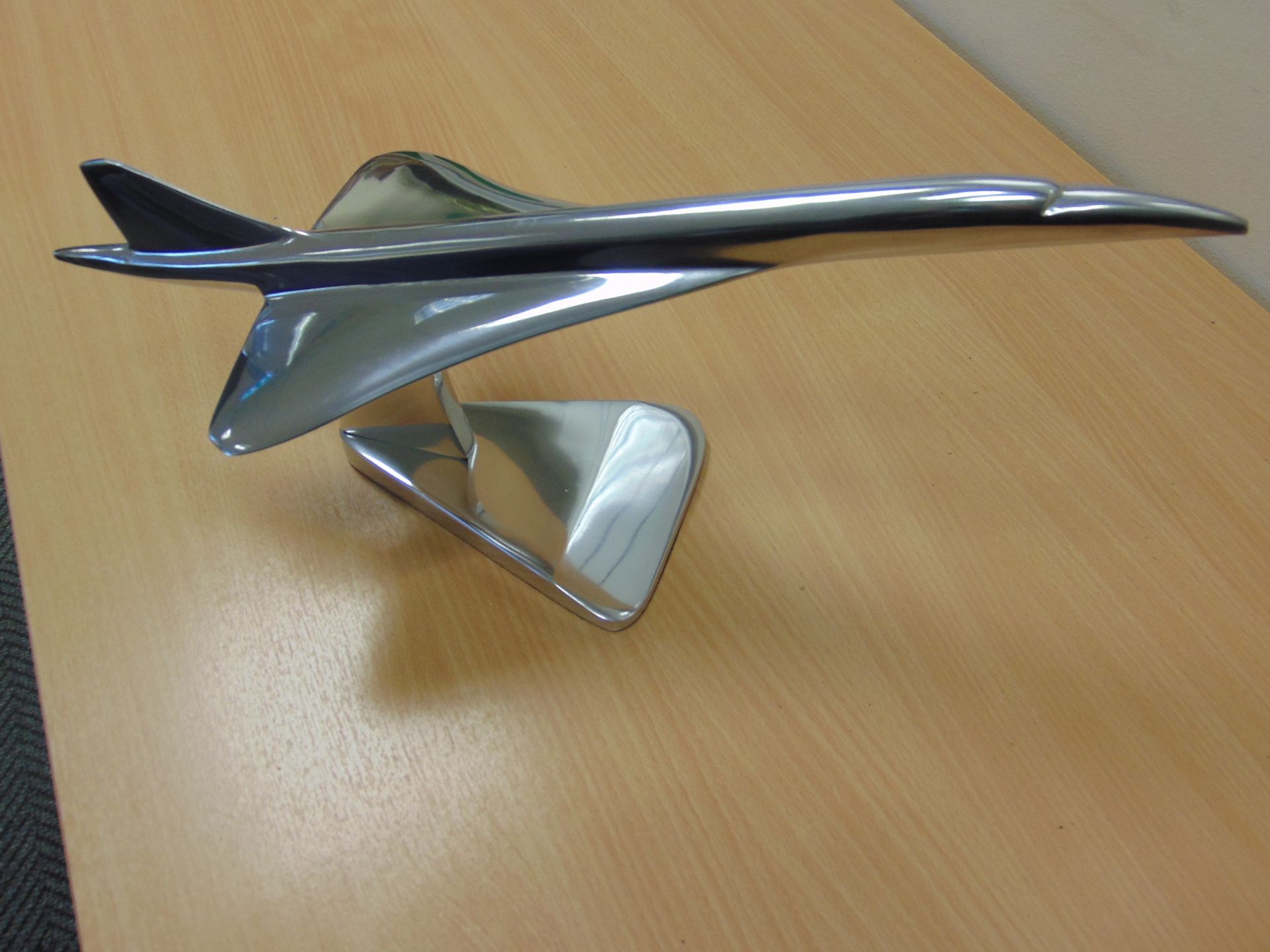 BEAUTIFUL POLISHED ALLUMINUM DESK TOP MODEL OF A CONCORD IN FLIGHT ON STAND. 46CM X 16 CM - Image 3 of 7