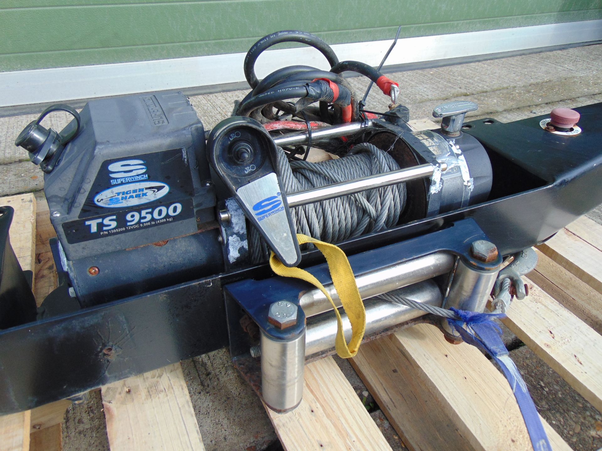 Superwinch Tiger Shark 9500lb 12 Volt Winch C/W Remote & Heavy Duty Land Rover Winching Bumper - Image 2 of 7
