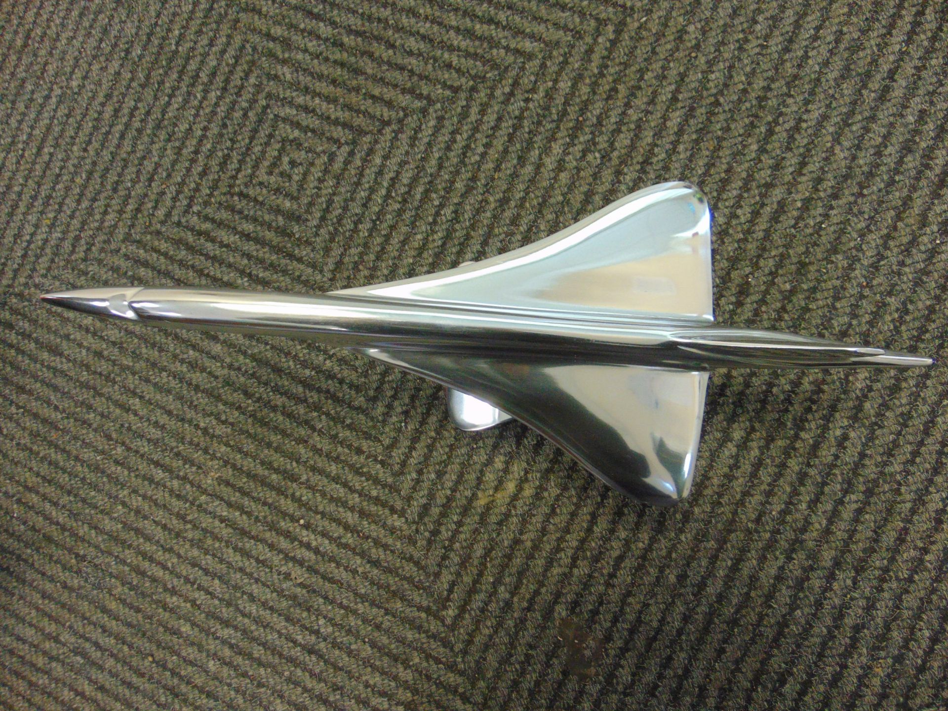 STUNNING POLISHED ALLUMINUM DESK TOP MODEL OF A CONCORD IN FLIGHT ON STAND - Image 11 of 12