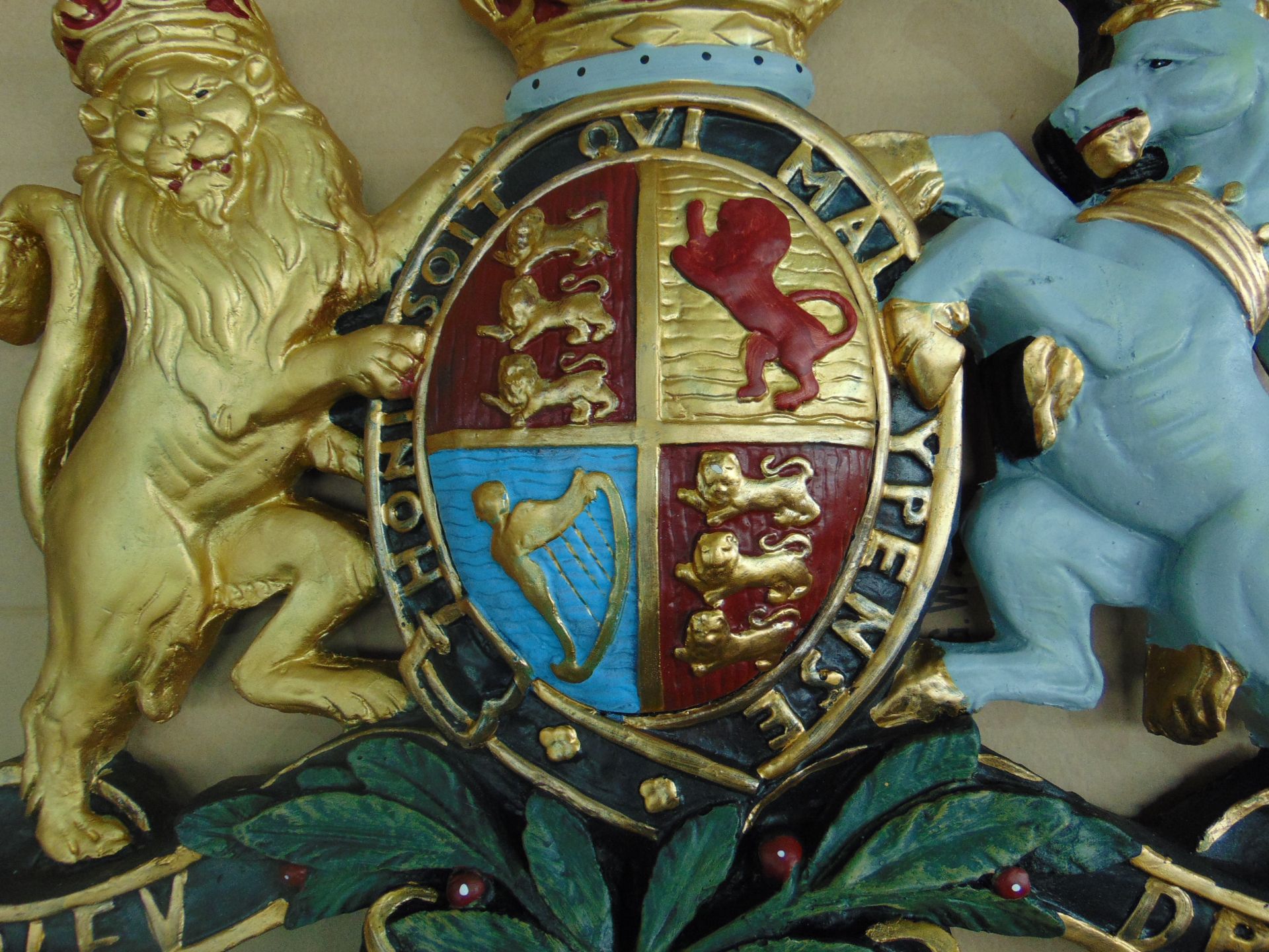 LARGE HAND PAINTED ROYAL CREST - Image 11 of 12