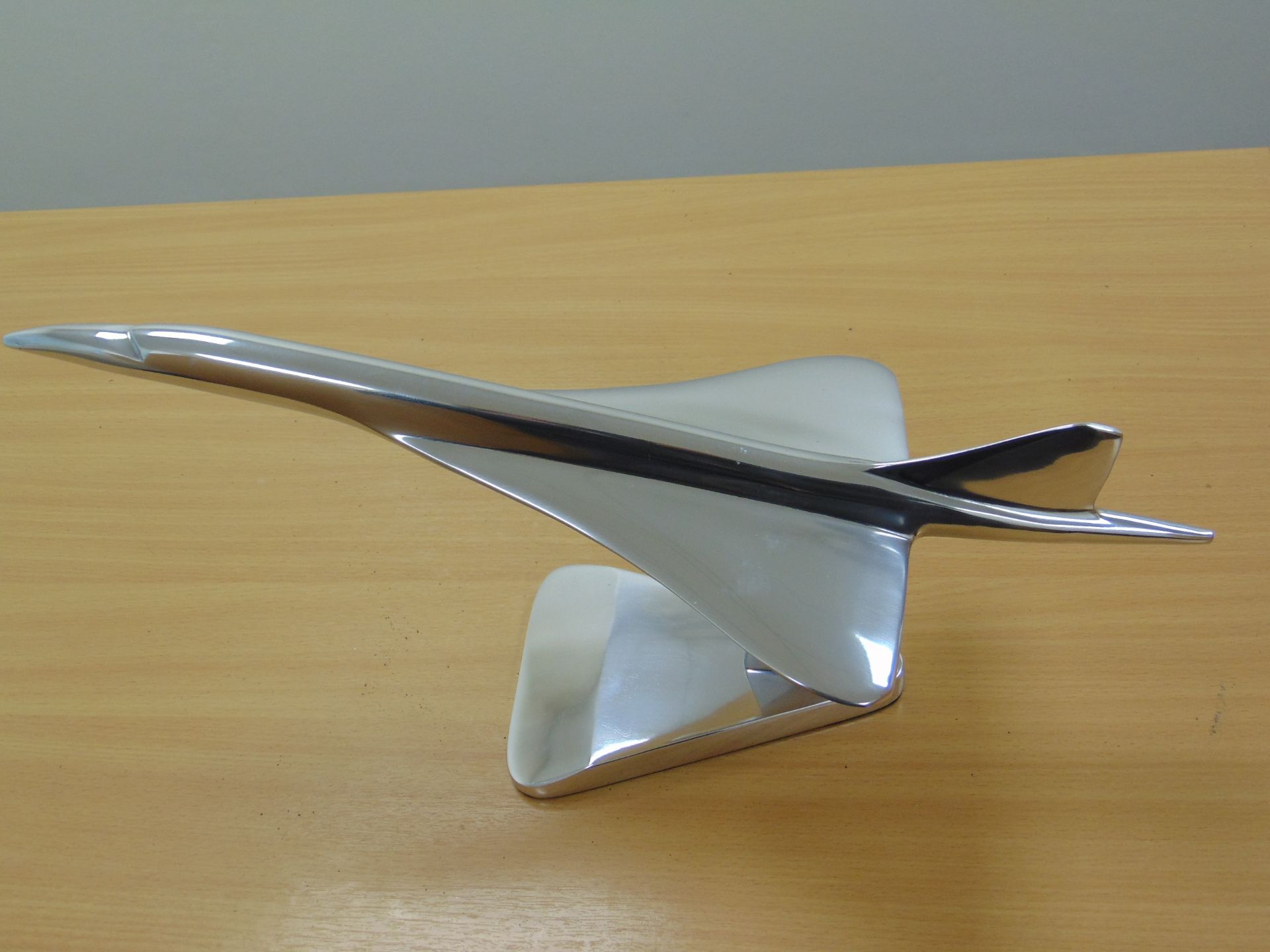 STUNNING POLISHED ALLUMINUM DESK TOP MODEL OF A CONCORD IN FLIGHT ON STAND - Image 3 of 12