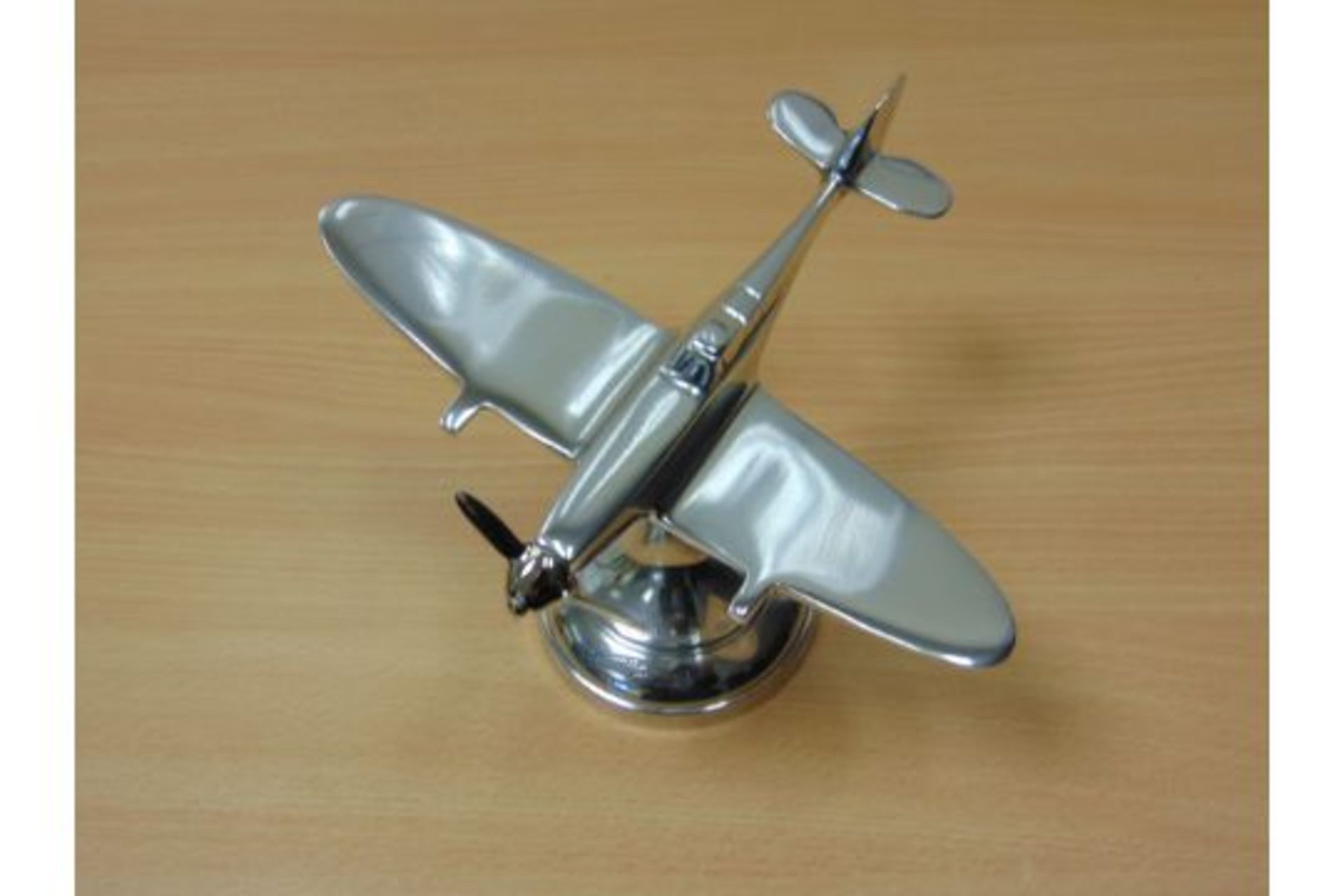 BEAUTIFUL POLISHED ALLUMINIUM DESKTOP MODEL OF WW2 SPITFIRE - Image 3 of 3