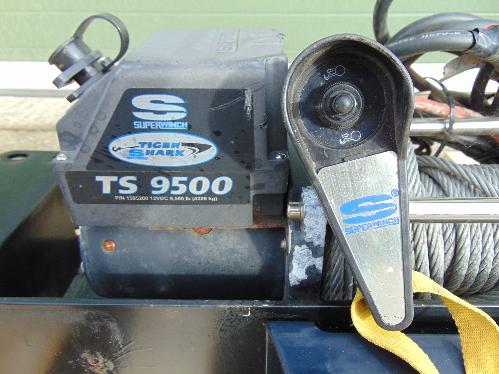 Superwinch Tiger Shark 9500lb 12 Volt Winch C/W Remote & Heavy Duty Land Rover Winching Bumper - Image 4 of 7