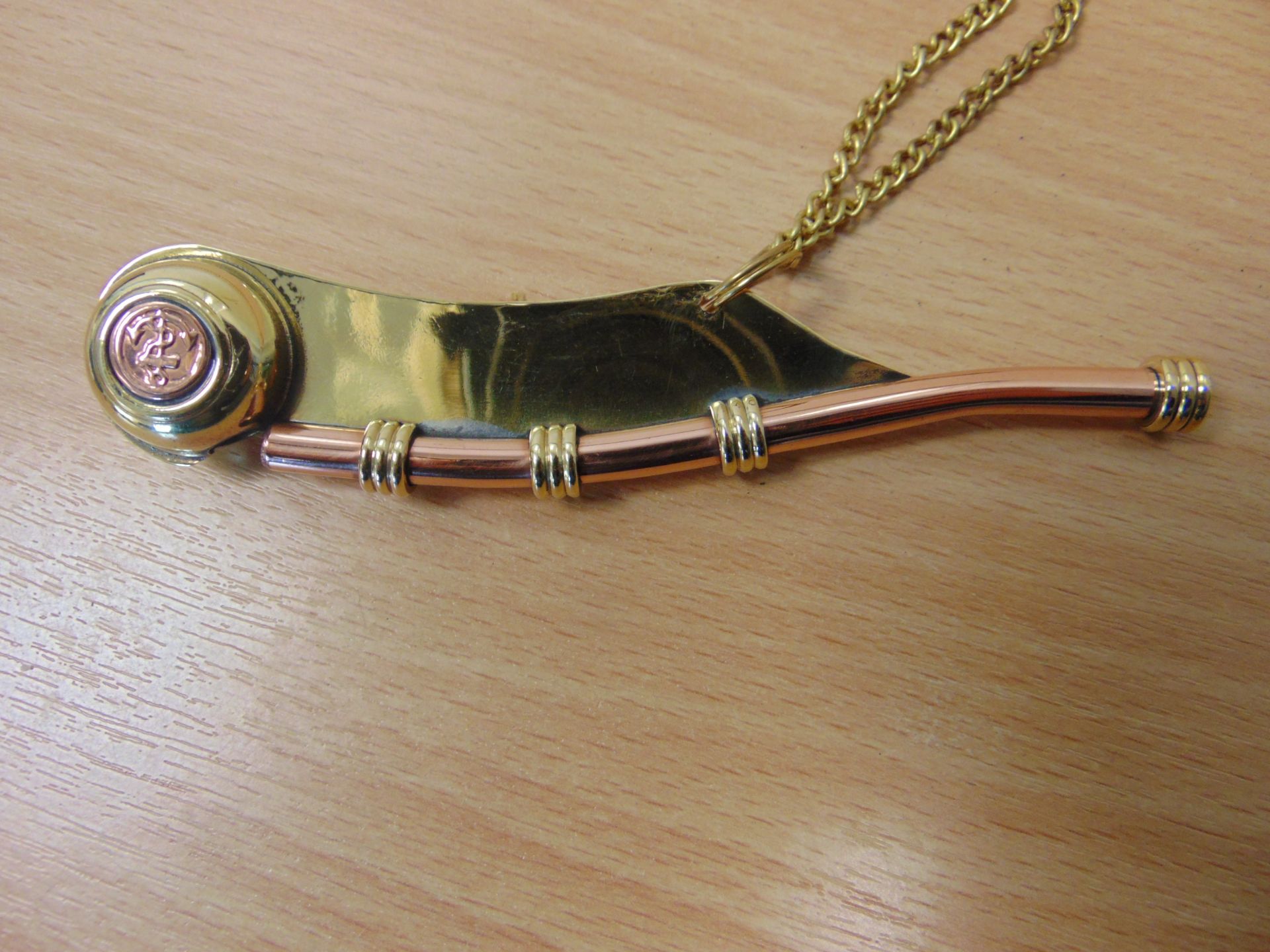 BOSUNS WHISTLE IN BRASS AND COPPER WITH CHAIN AND SDTORAGE BOX. - Image 4 of 8