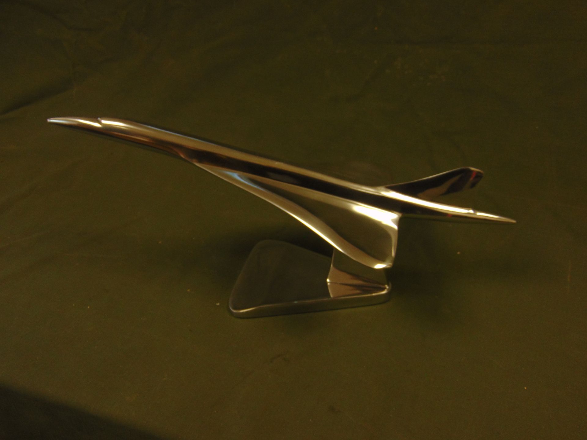 BEAUTIFUL POLISHED ALLUMINUM DESK TOP MODEL OF A CONCORD IN FLIGHT ON STAND. 46CM X 16 CM - Image 6 of 7