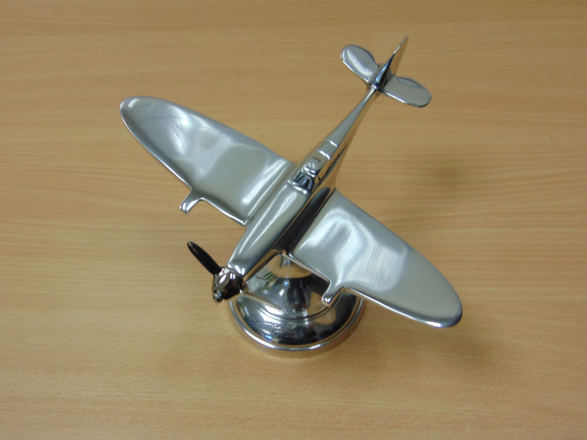 BEAUTIFUL POLISHED ALLUMINUM DESK TOP MODEL OF WW2 SPITFIRE - Image 4 of 6