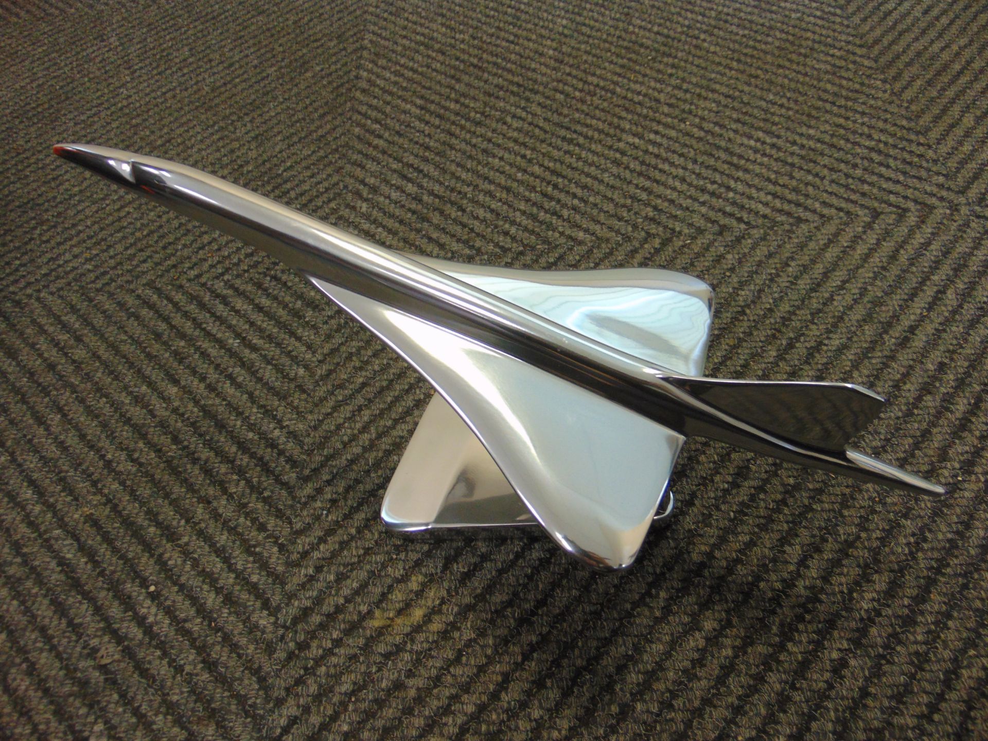 STUNNING POLISHED ALLUMINUM DESK TOP MODEL OF A CONCORD IN FLIGHT ON STAND - Image 12 of 12