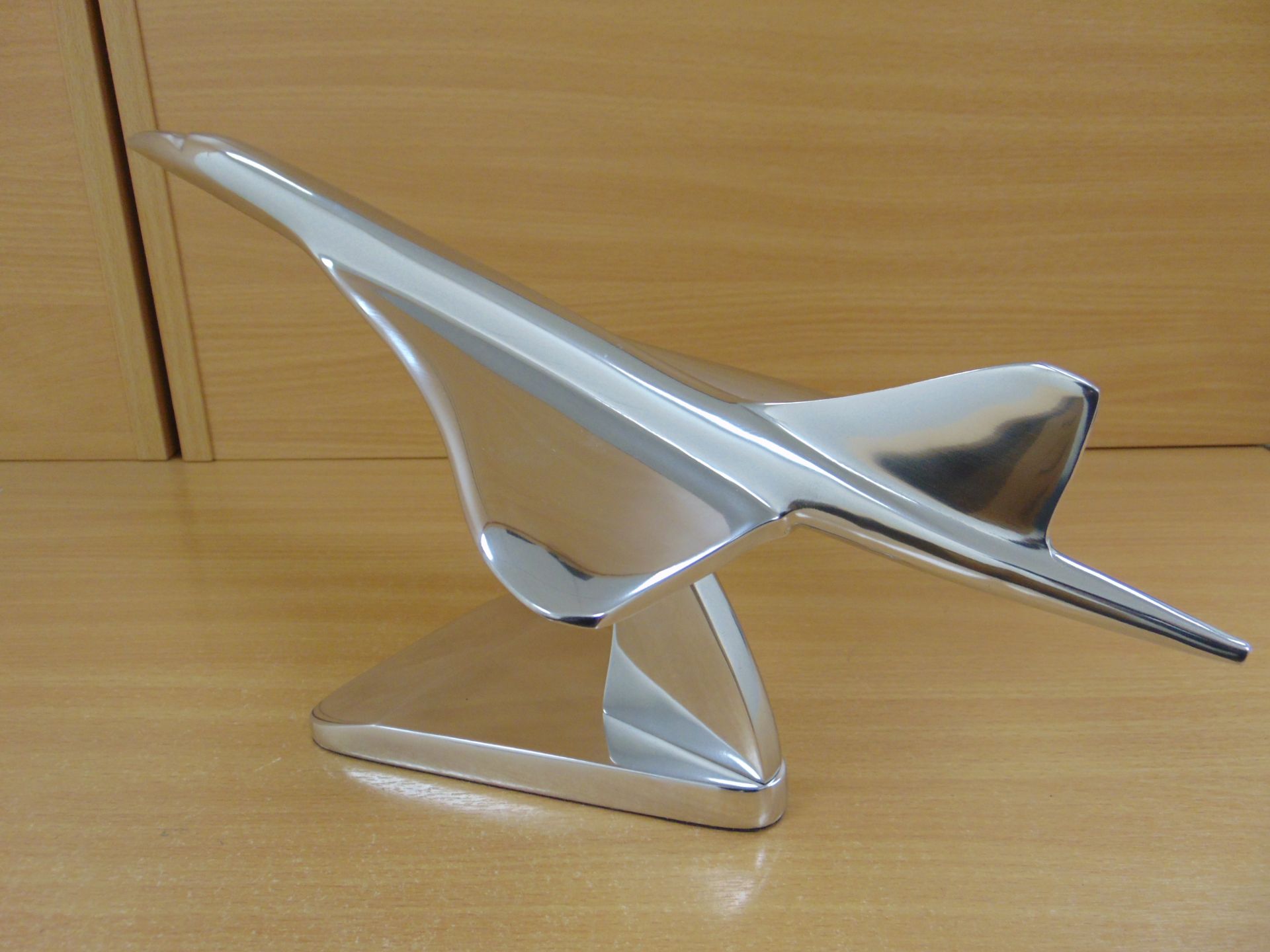 STUNNING POLISHED ALLUMINUM DESK TOP MODEL OF A CONCORD IN FLIGHT ON STAND - Image 5 of 12