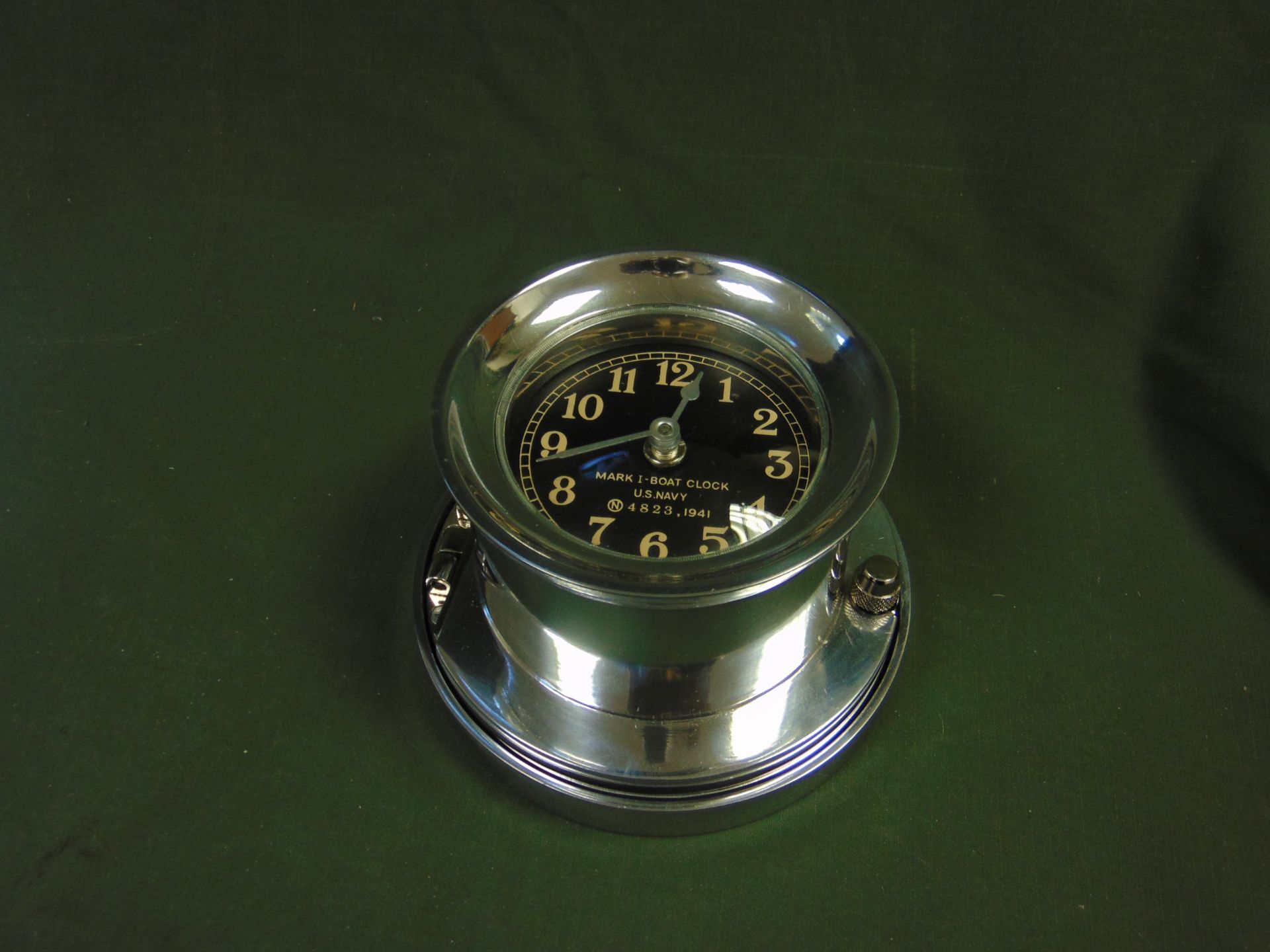 US NAVY WW2 MK1 BOAT CLOCK REPRO IN POLISHED ALLUMINUM WITH MOUNTING SCREW ETC. - Image 6 of 6