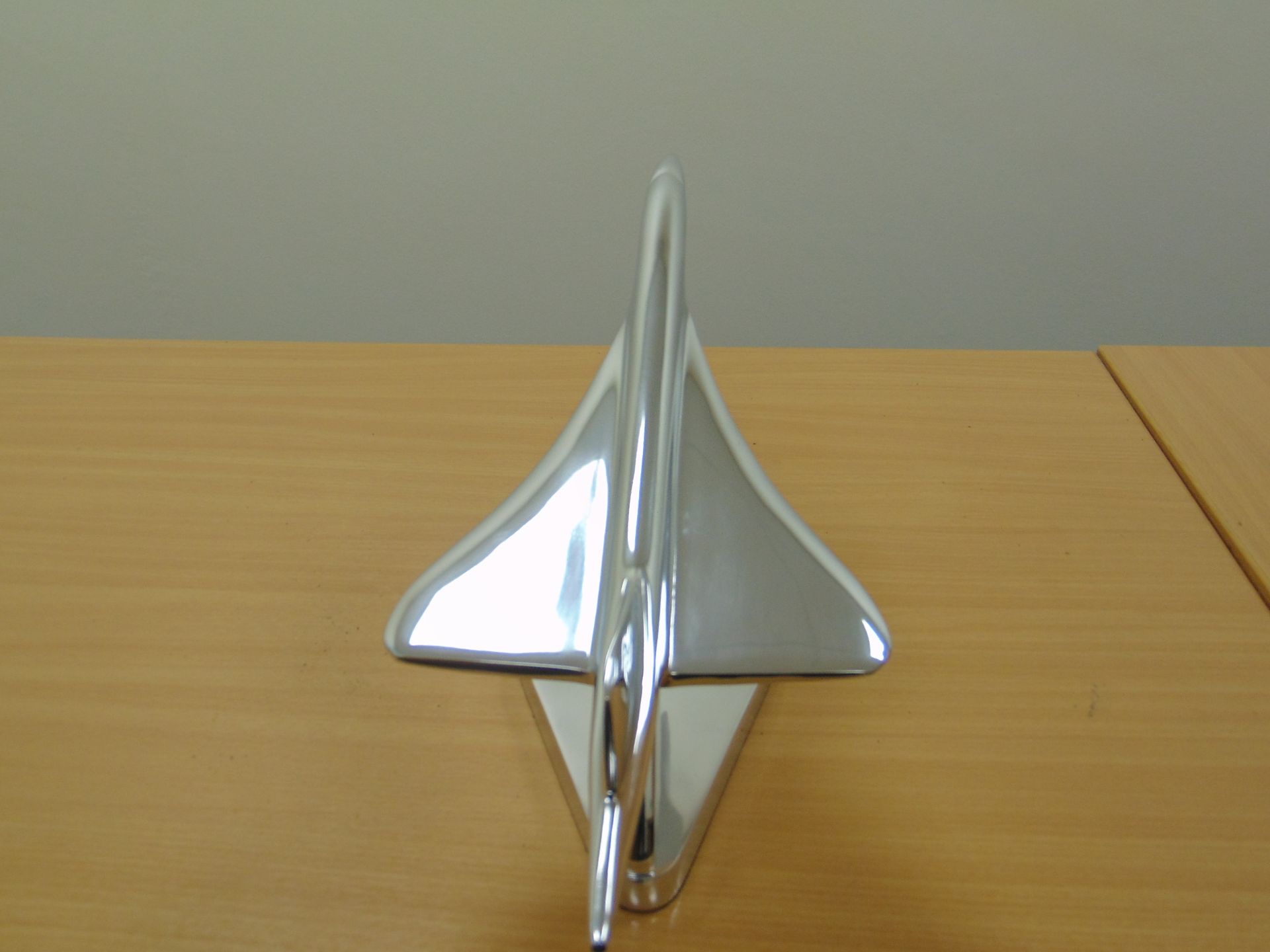 STUNNING POLISHED ALLUMINUM DESK TOP MODEL OF A CONCORD IN FLIGHT ON STAND - Image 4 of 12